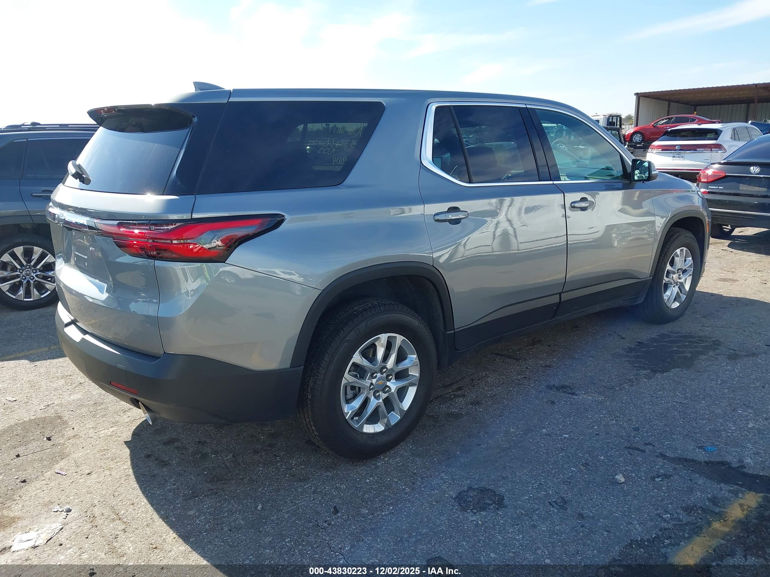 CHEVROLET TRAVERSE image 4