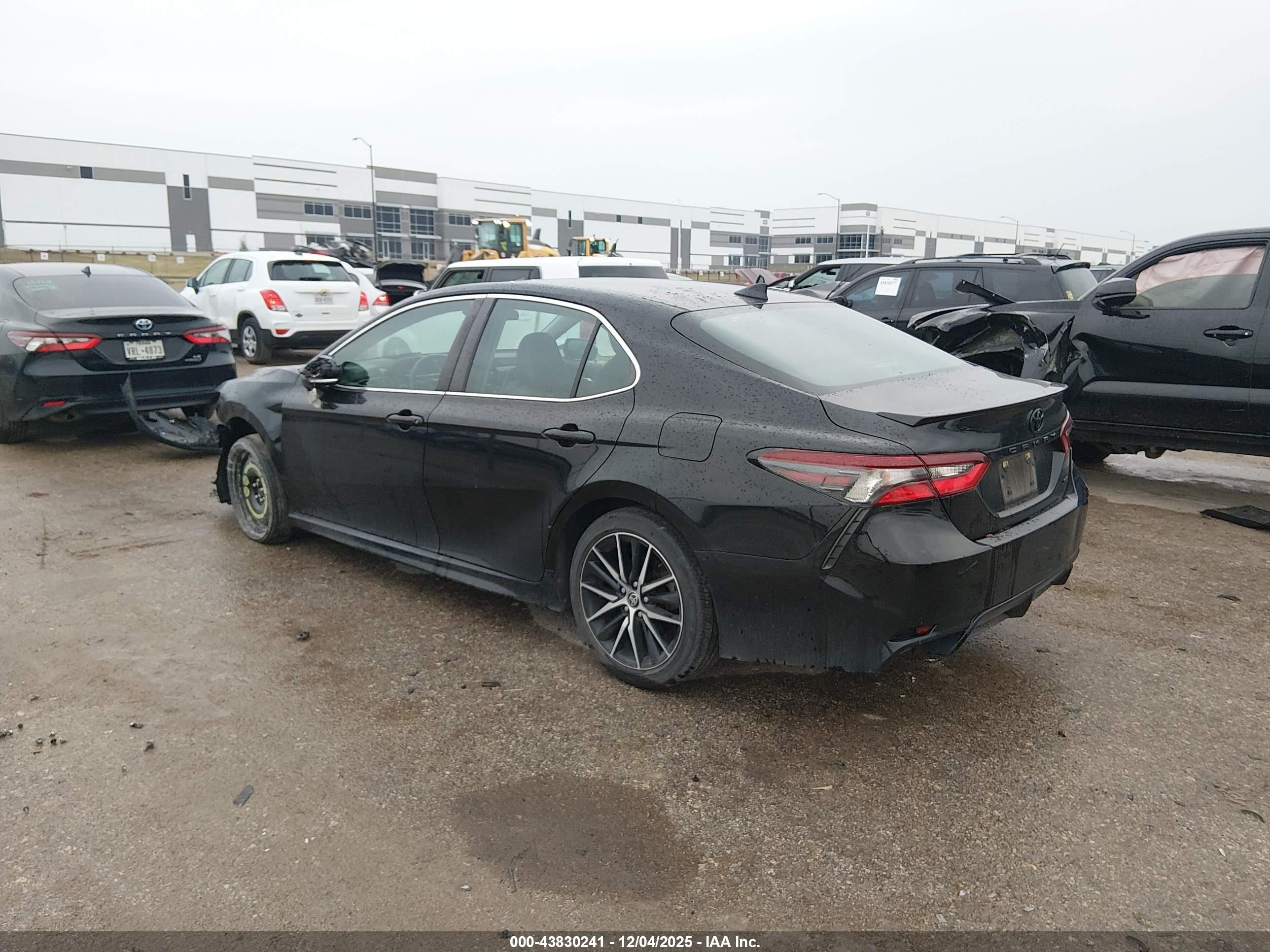 TOYOTA CAMRY image 3