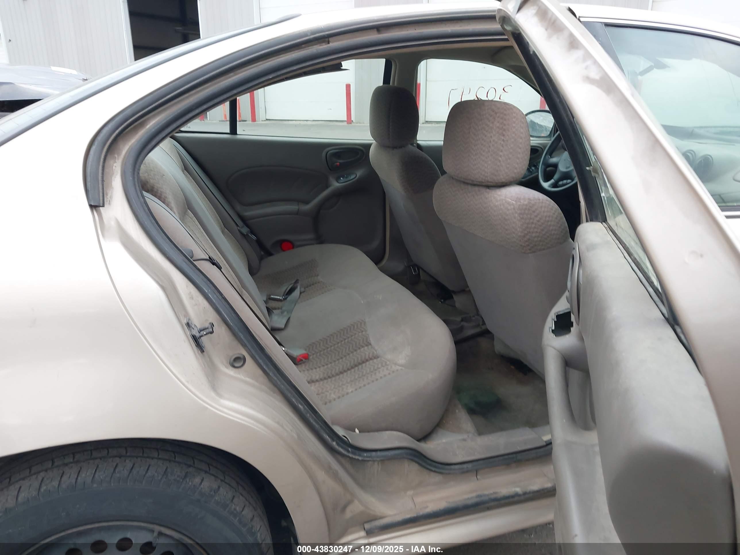 PONTIAC GRAND image 8