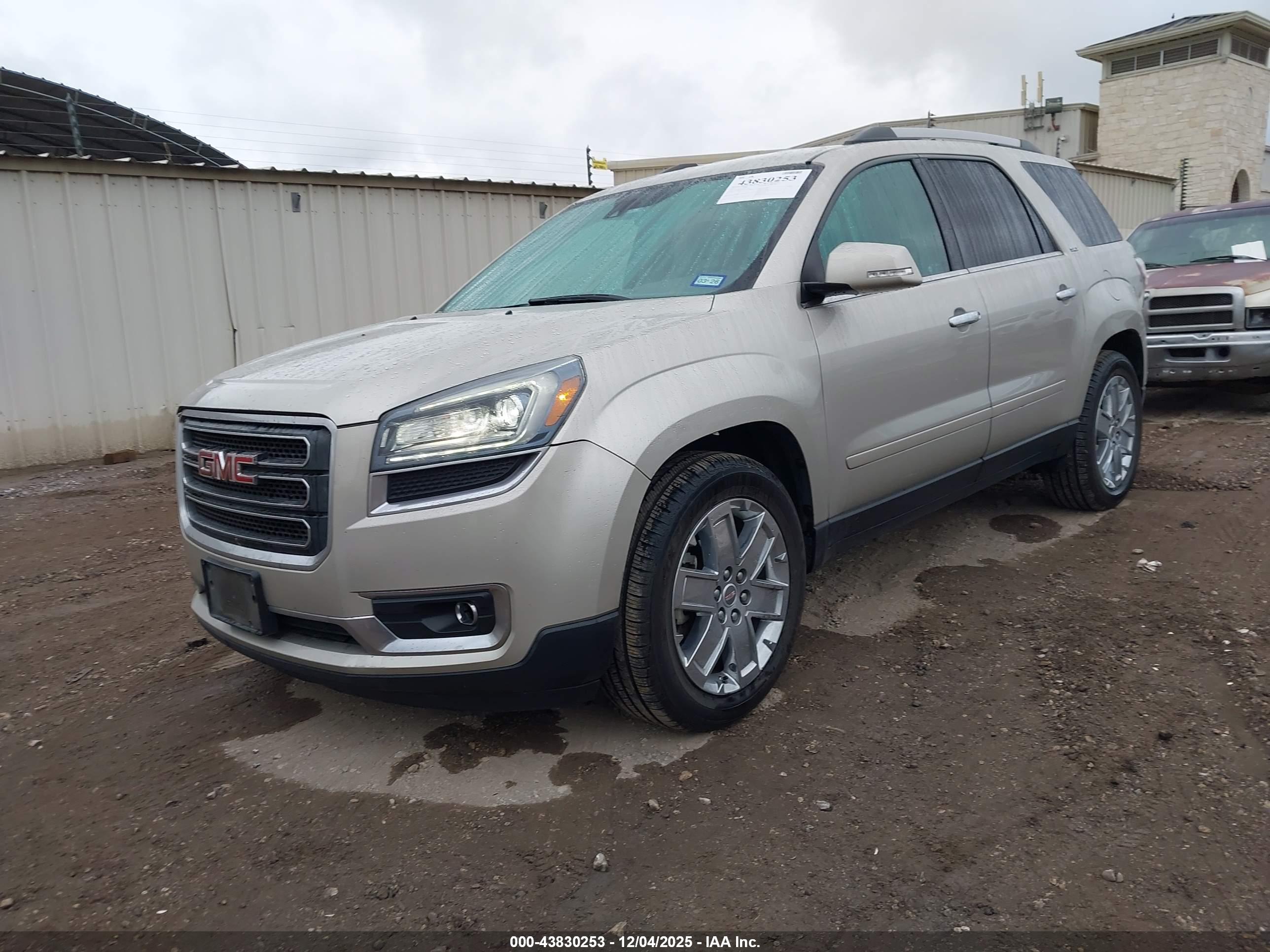 GMC ACADIA image 2