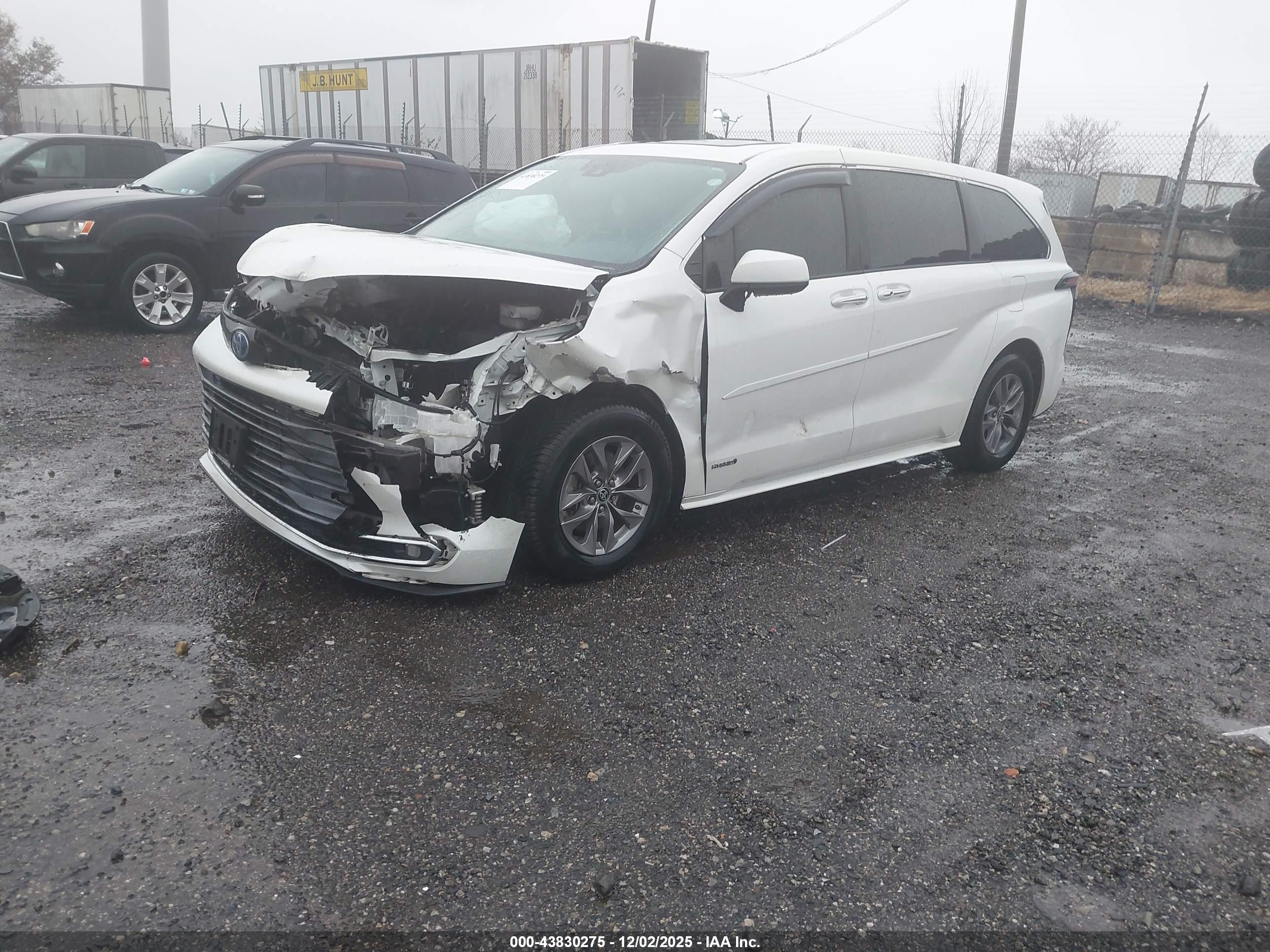 TOYOTA SIENNA image 2