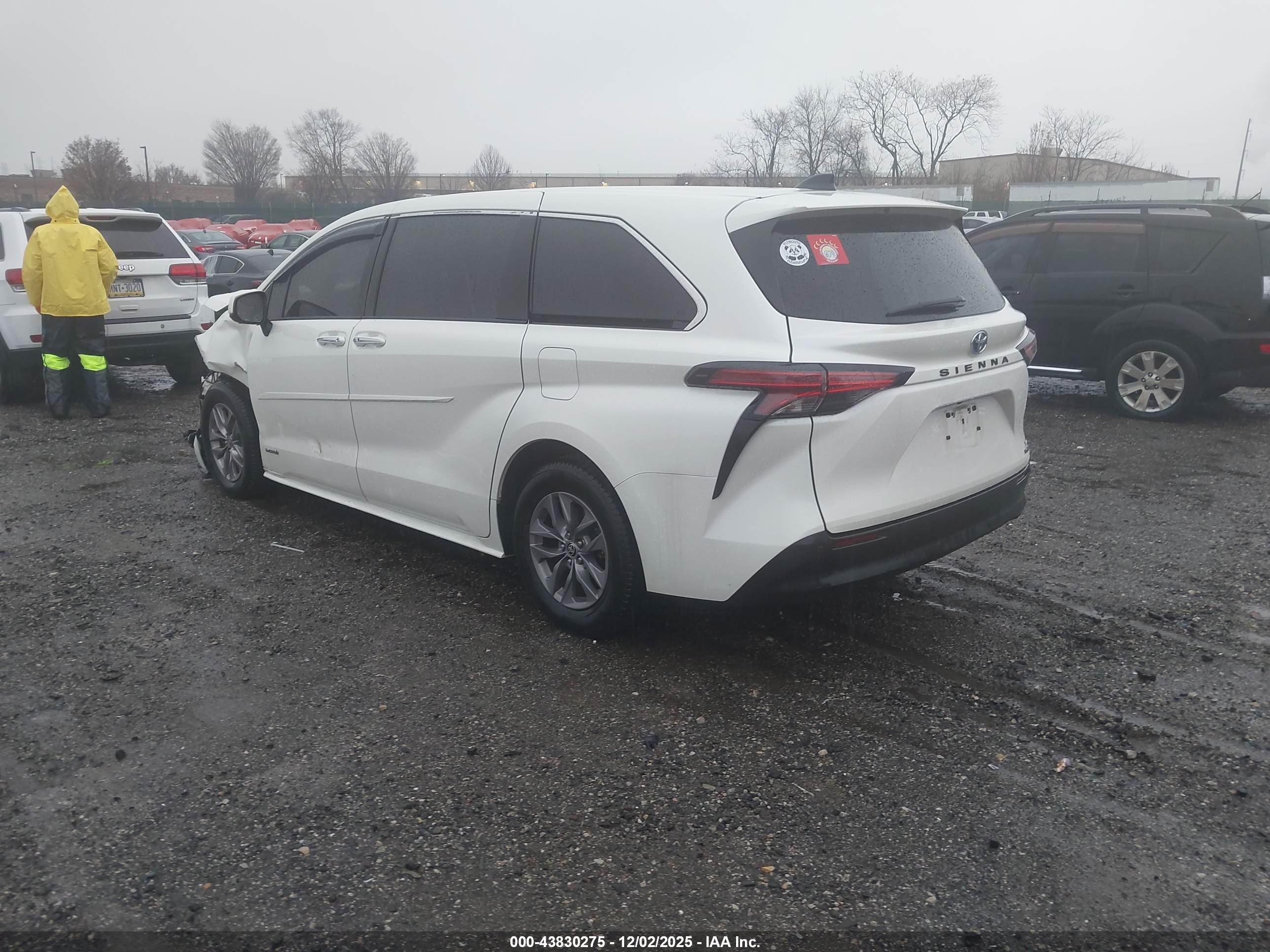 TOYOTA SIENNA image 3