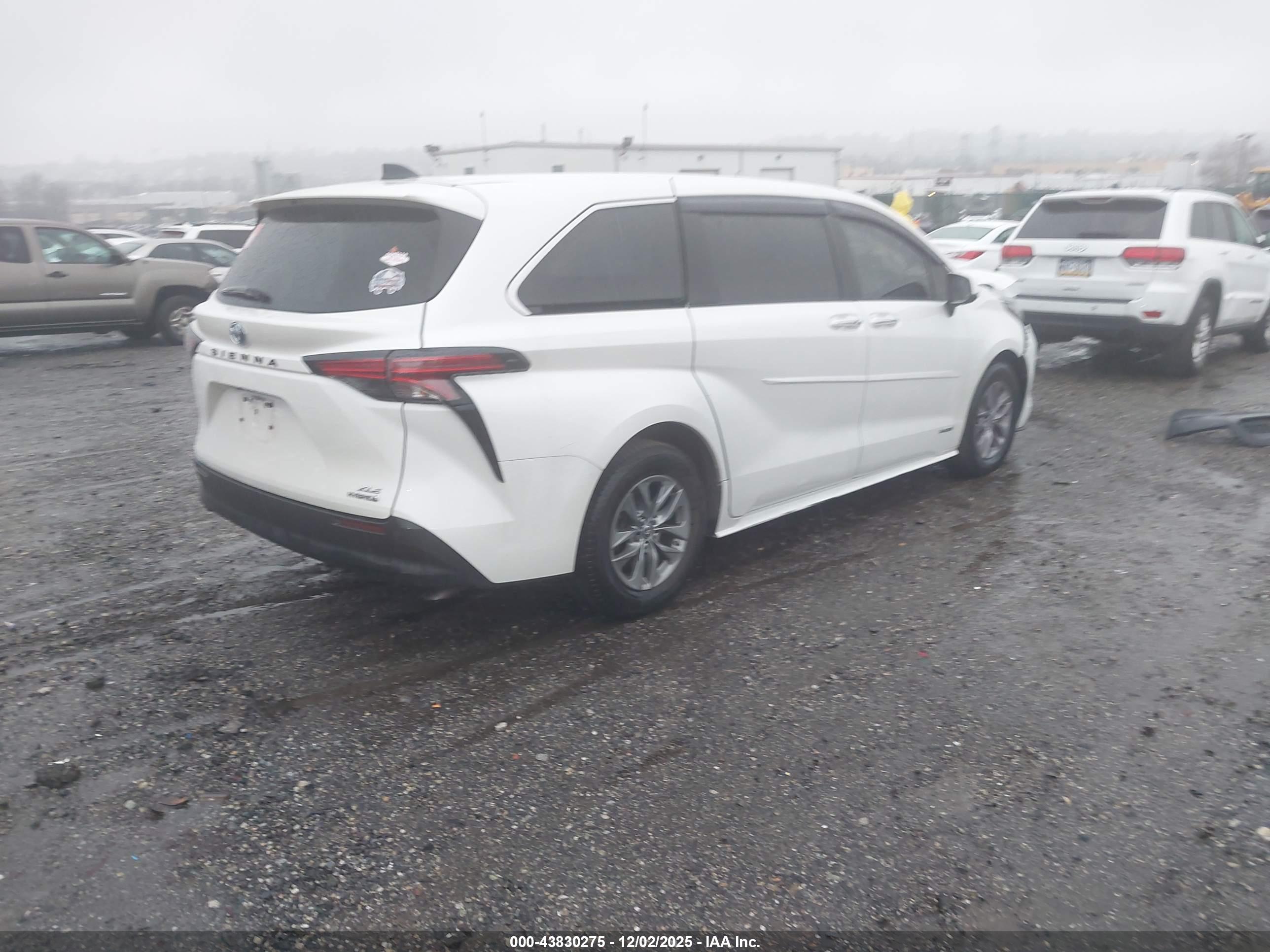 TOYOTA SIENNA image 4