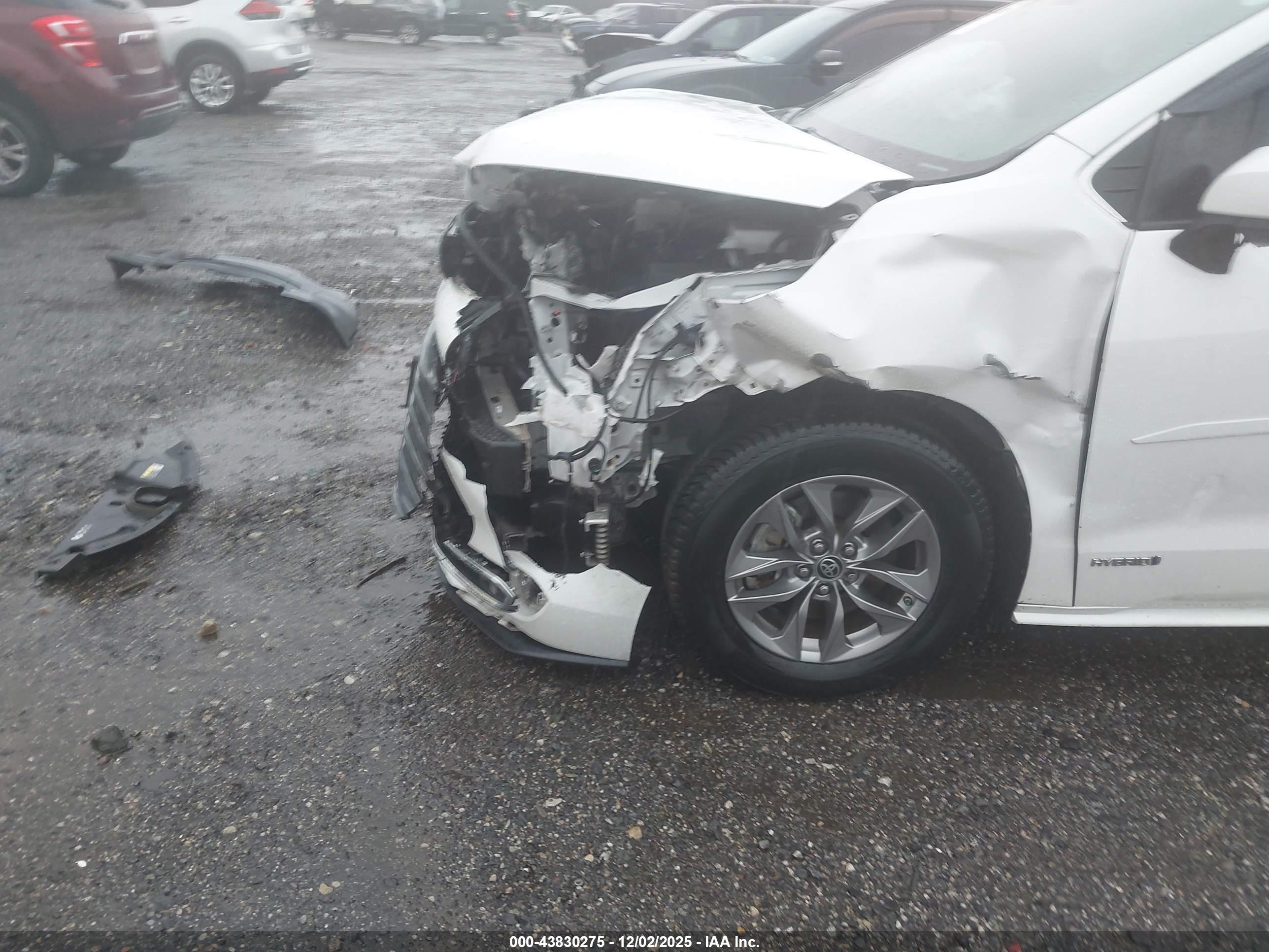 TOYOTA SIENNA image 6