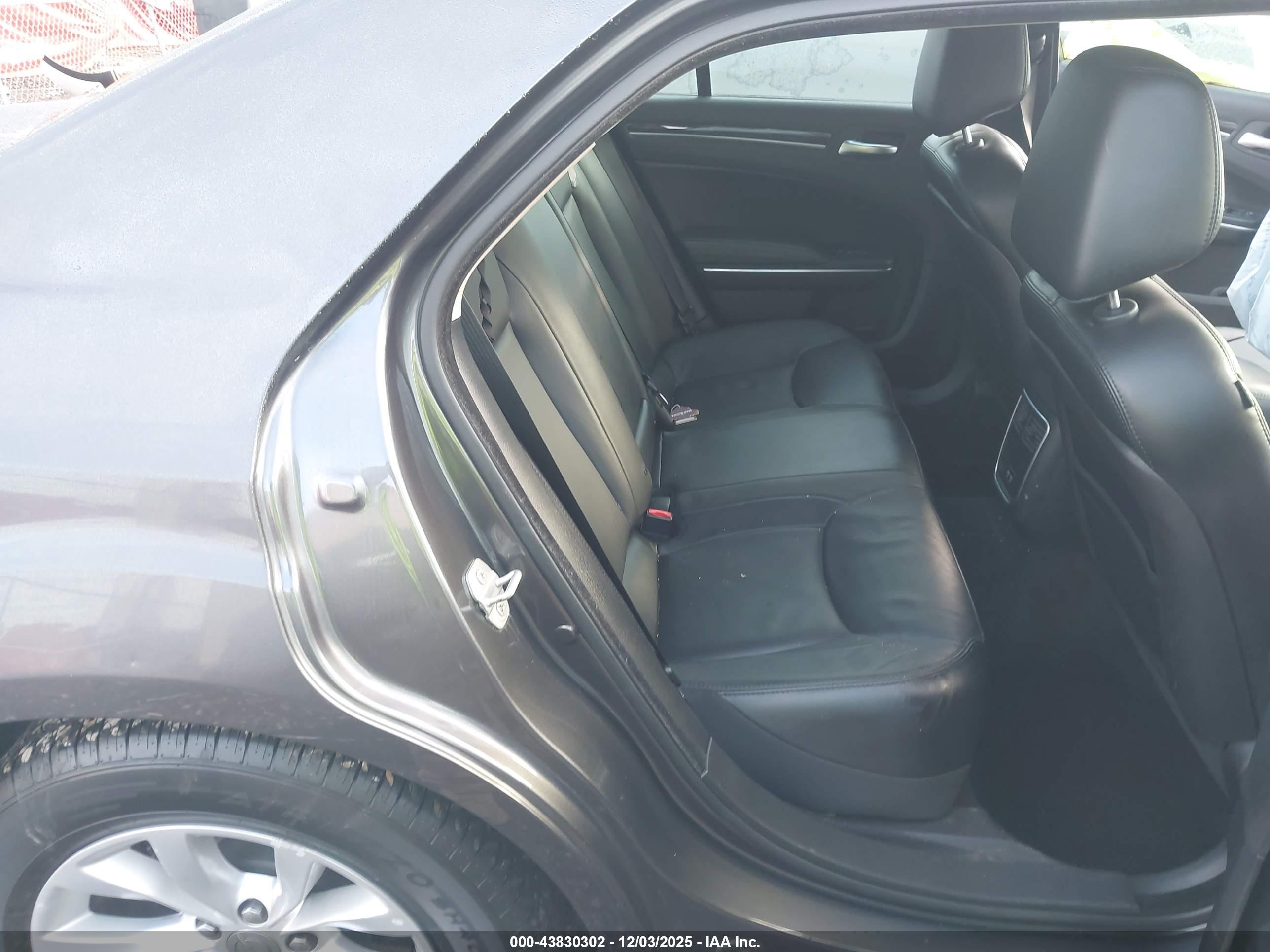 CHRYSLER 300 image 8