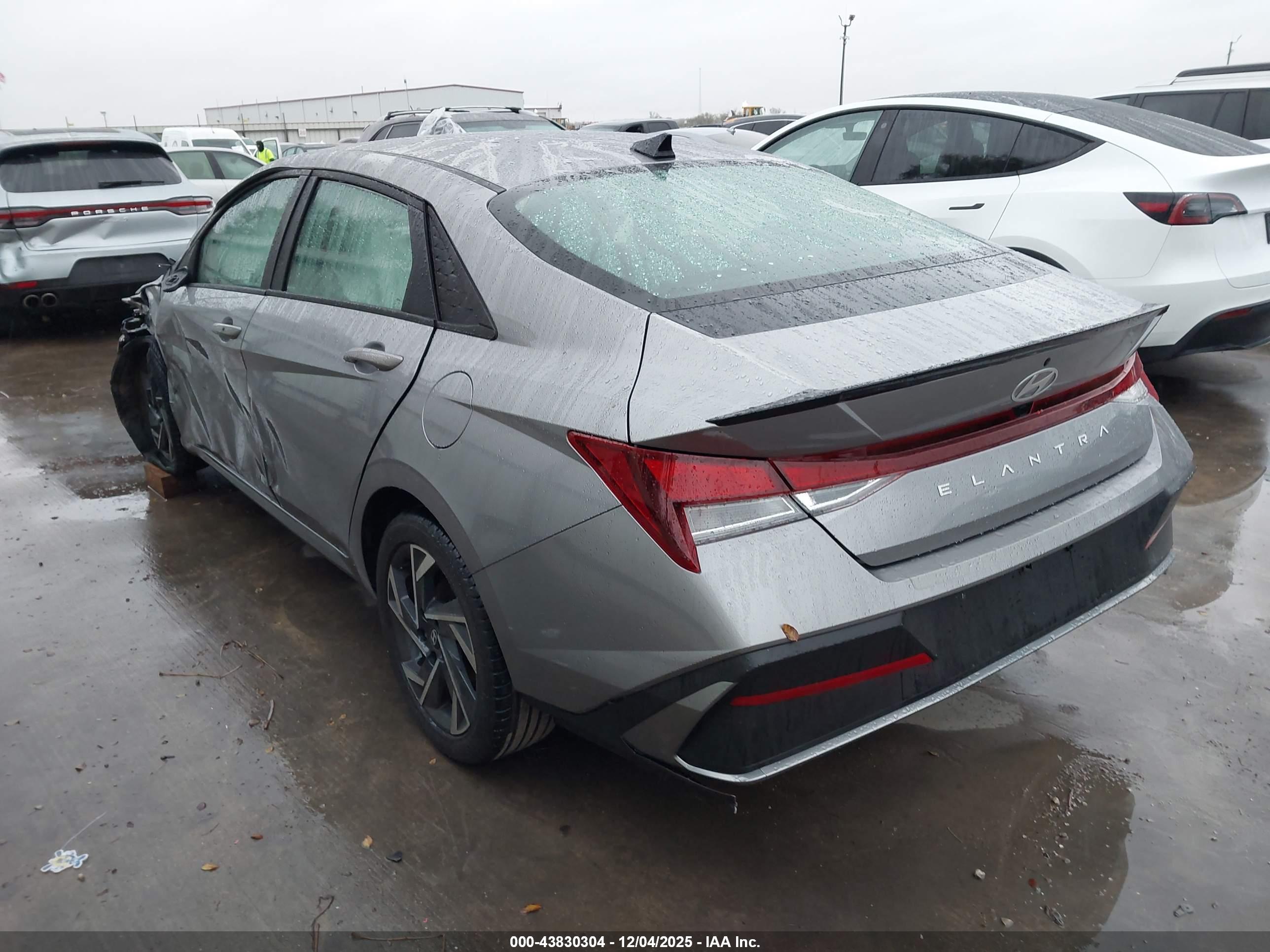 HYUNDAI ELANTRA image 3