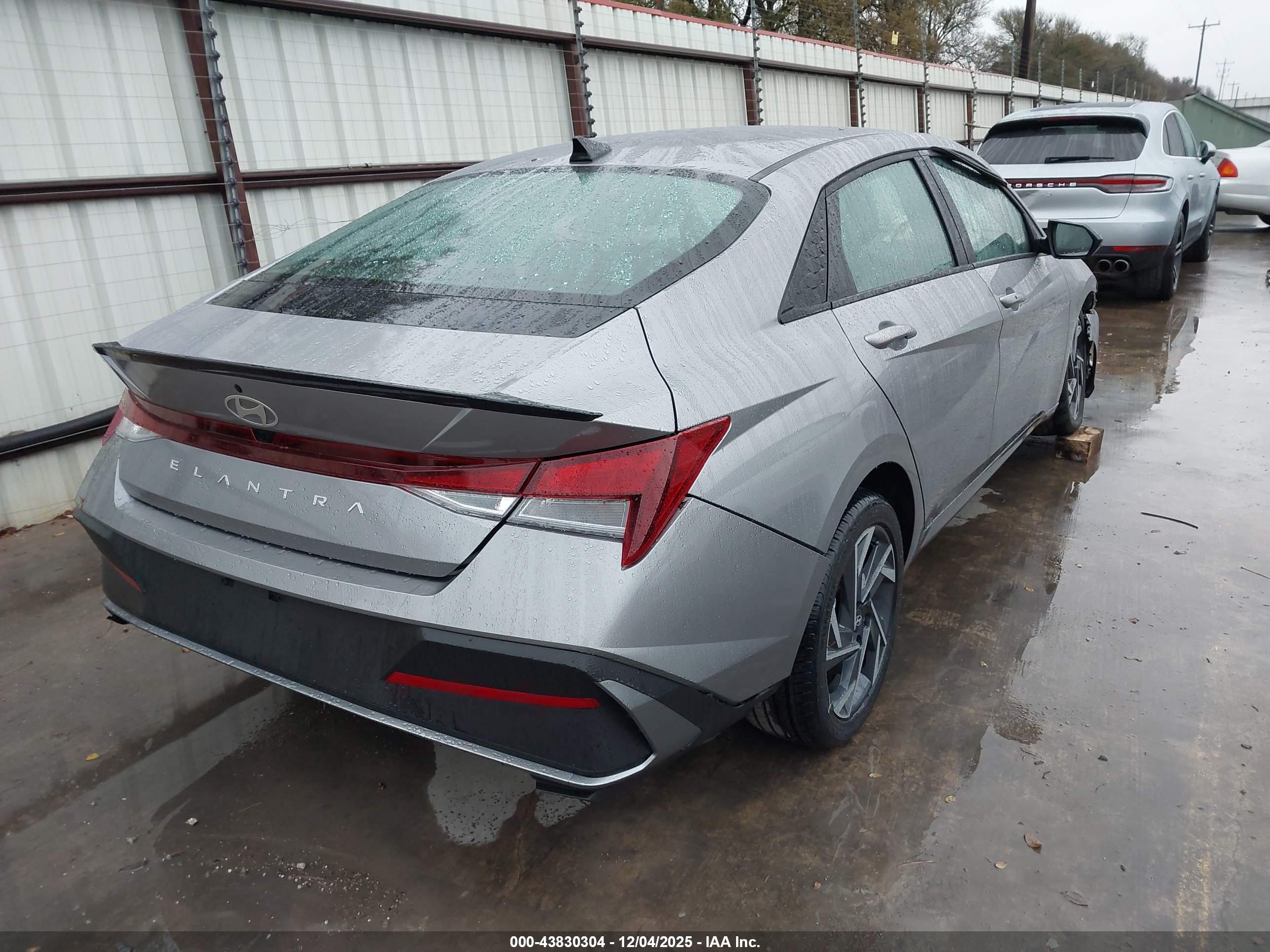 HYUNDAI ELANTRA image 4