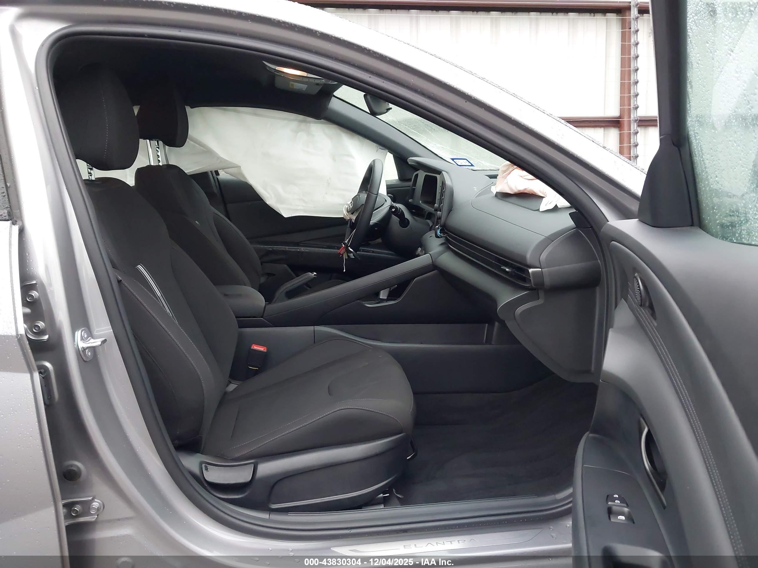 HYUNDAI ELANTRA image 5