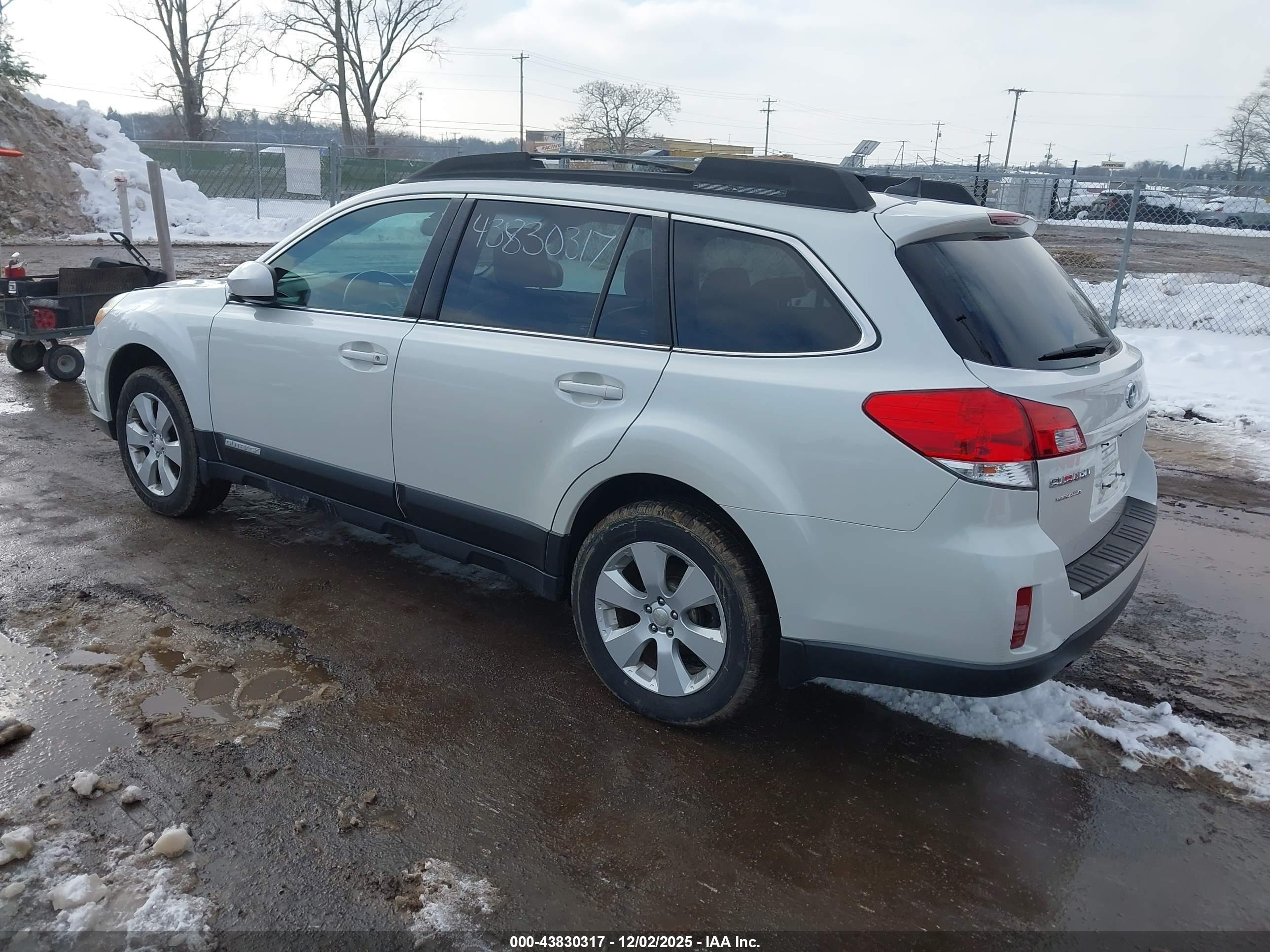 SUBARU OUTBACK image 3