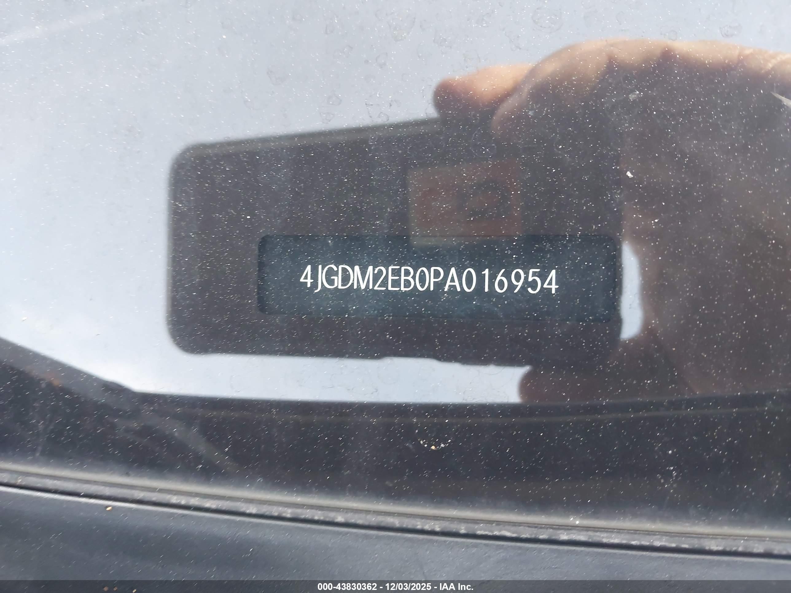 MERCEDES-BENZ EQS image 9
