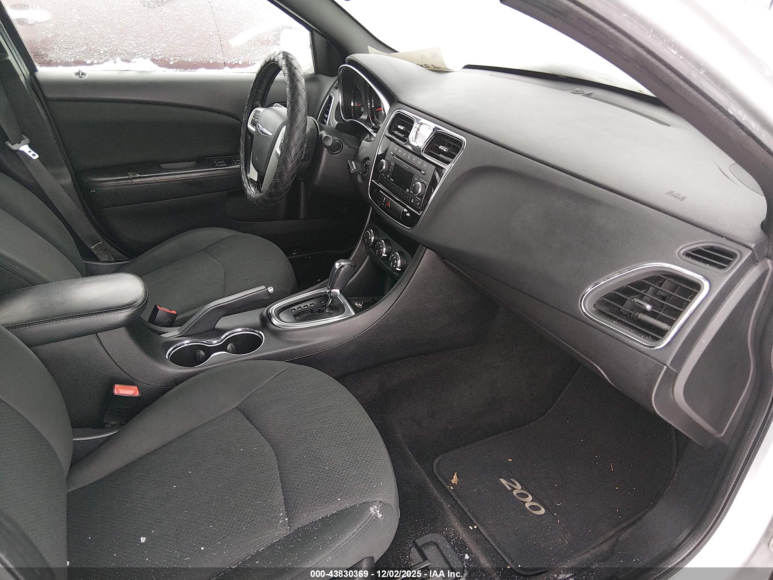 CHRYSLER 200 image 5