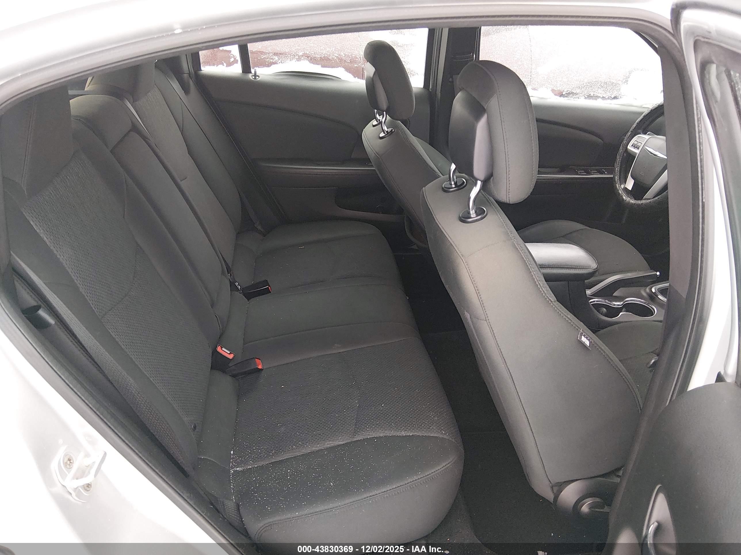 CHRYSLER 200 image 8