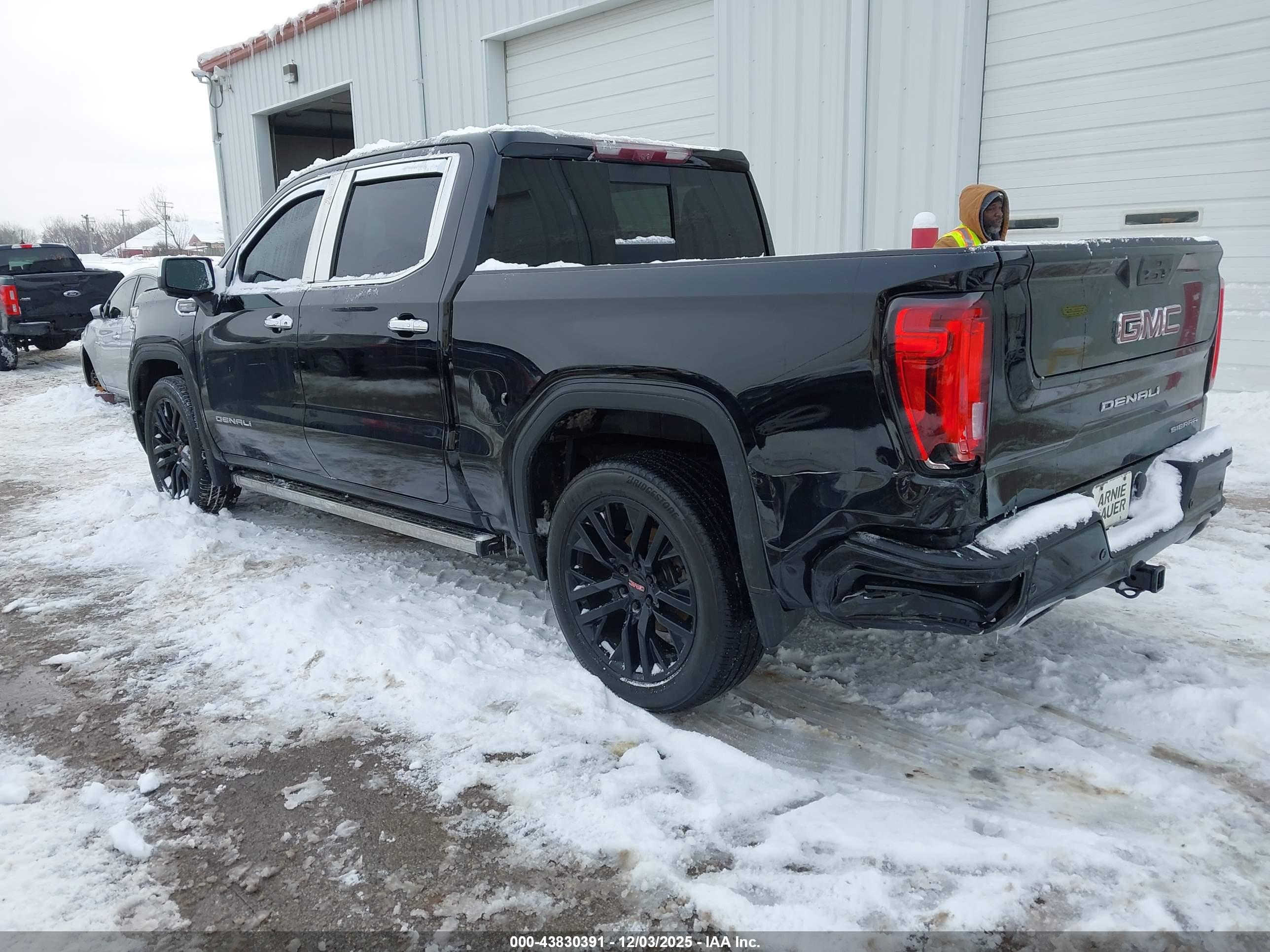 GMC SIERRA image 3