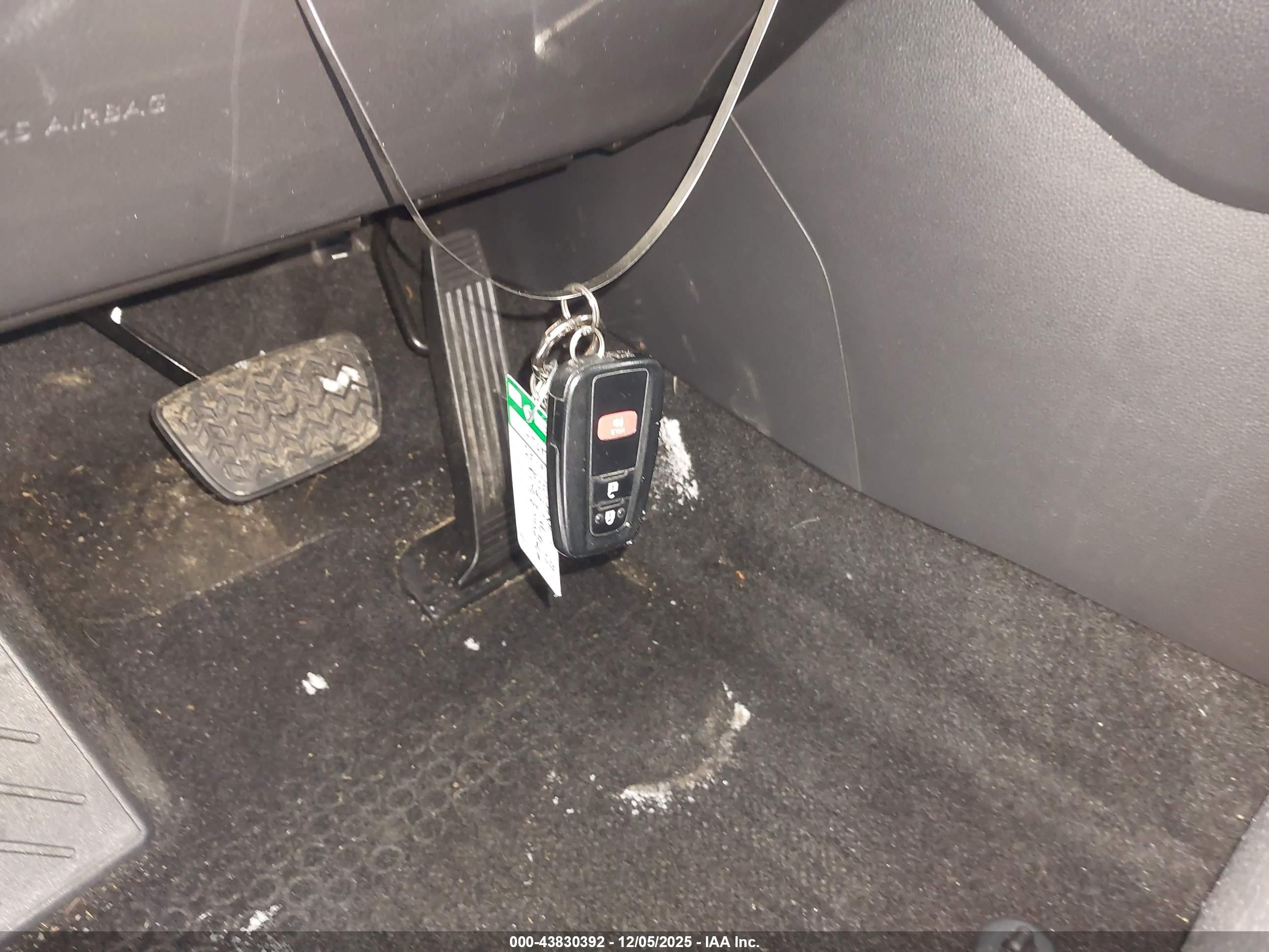TOYOTA RAV4 image 11