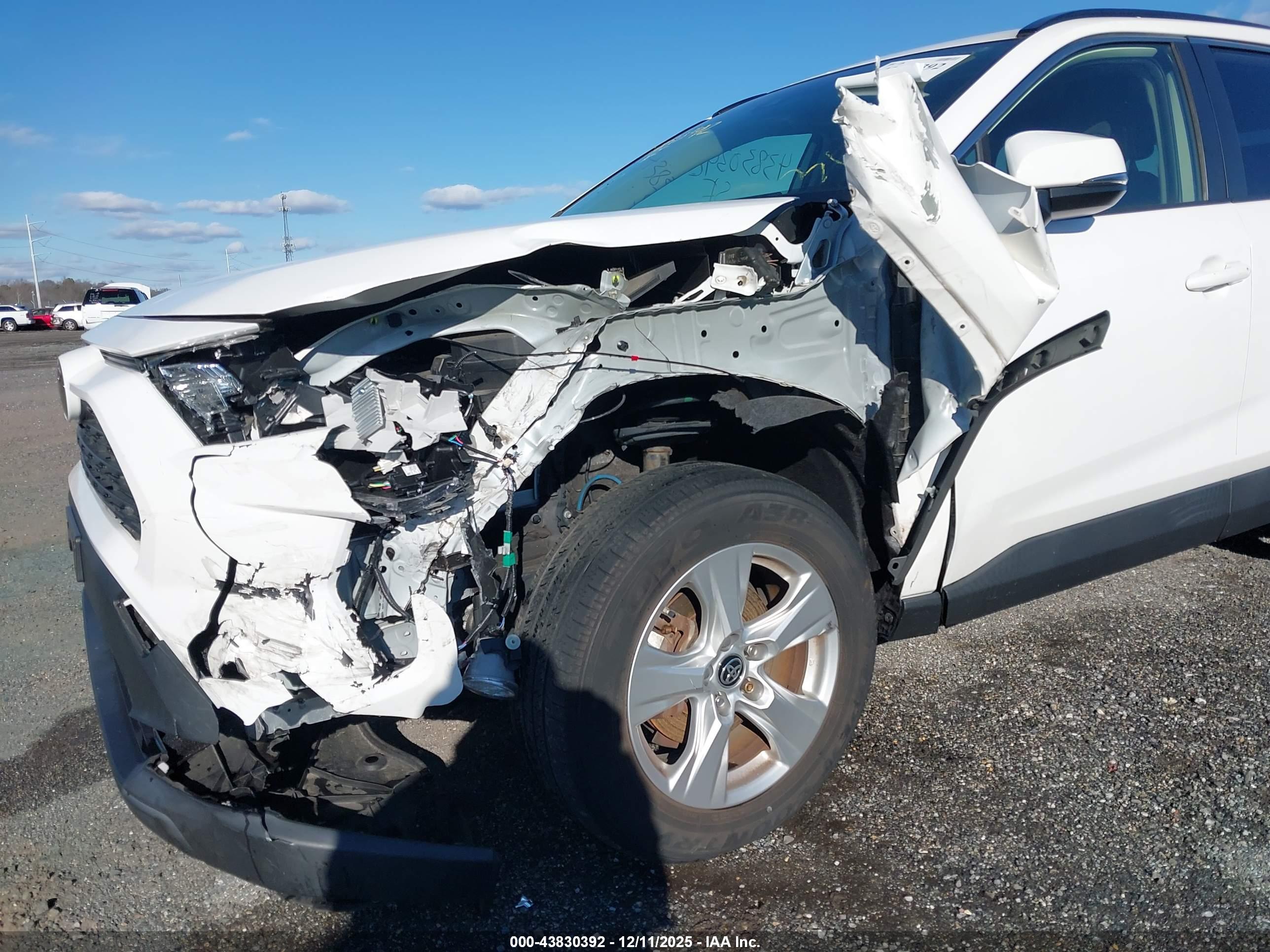 TOYOTA RAV4 image 6