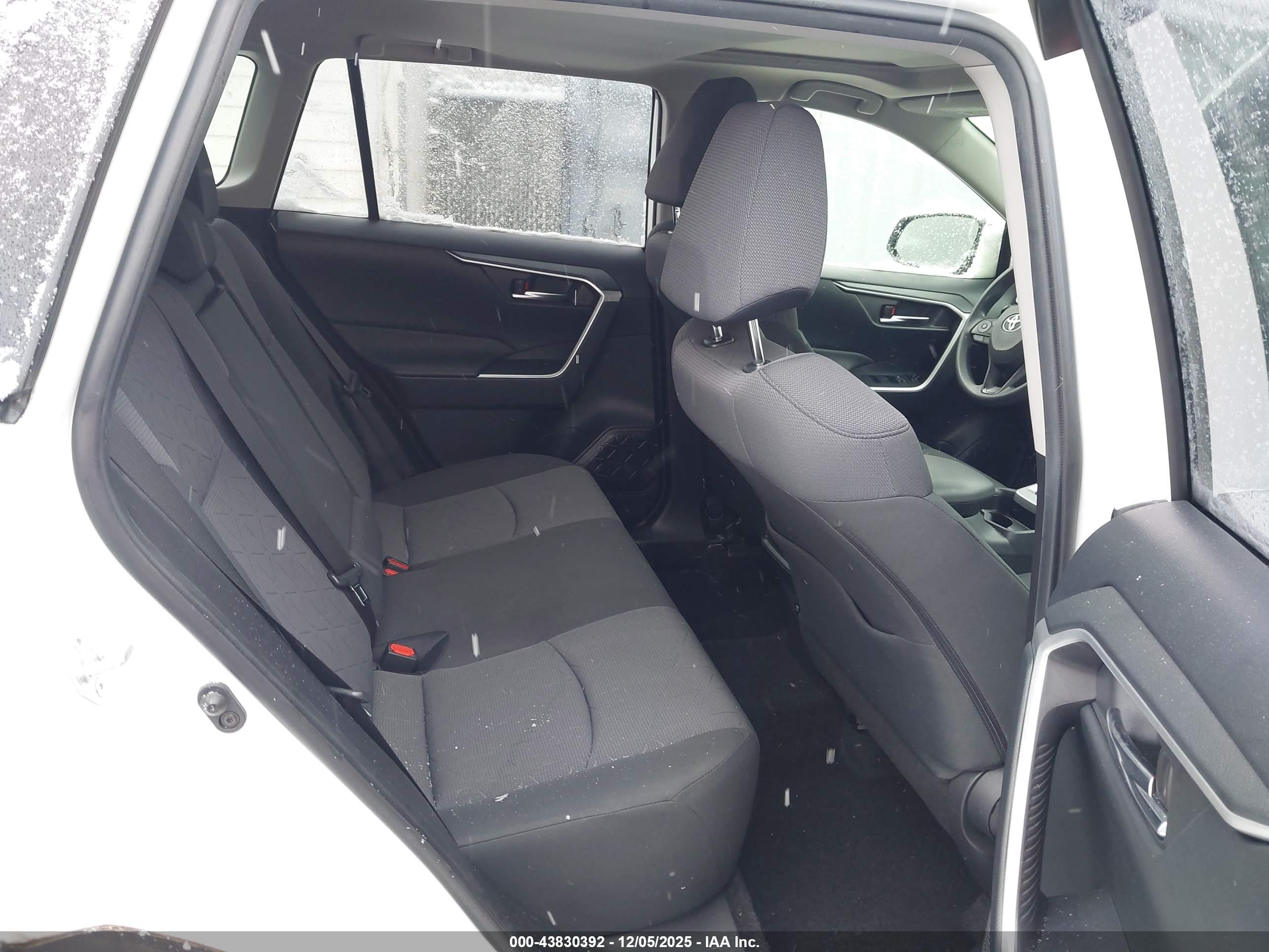 TOYOTA RAV4 image 8