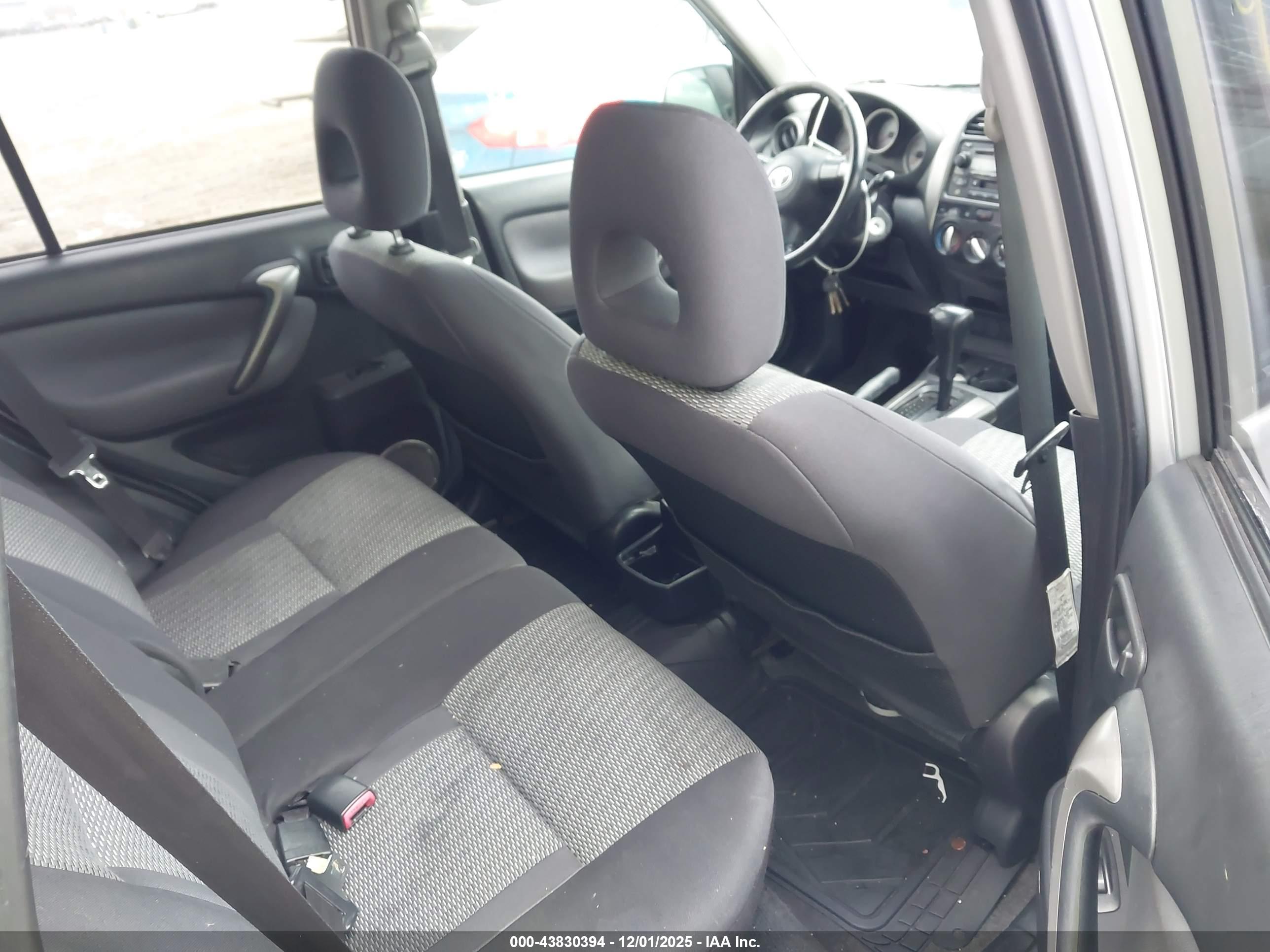 TOYOTA RAV4 image 8