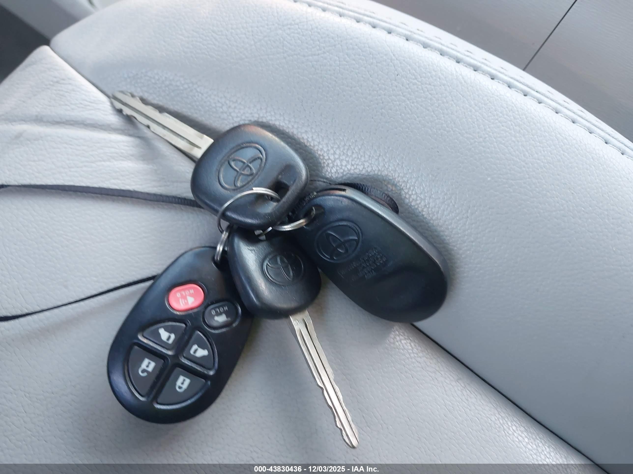 TOYOTA SIENNA image 11