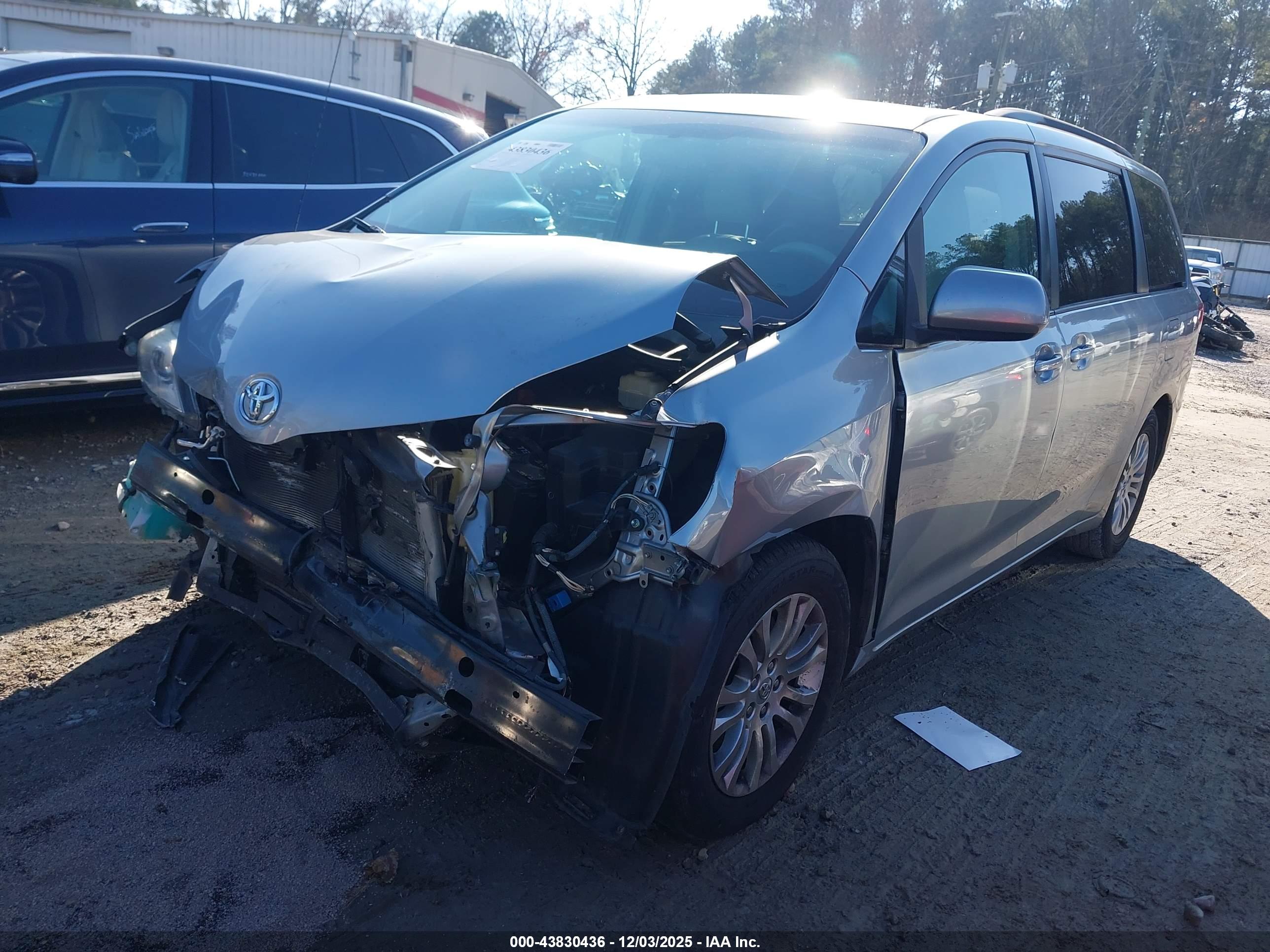 TOYOTA SIENNA image 2