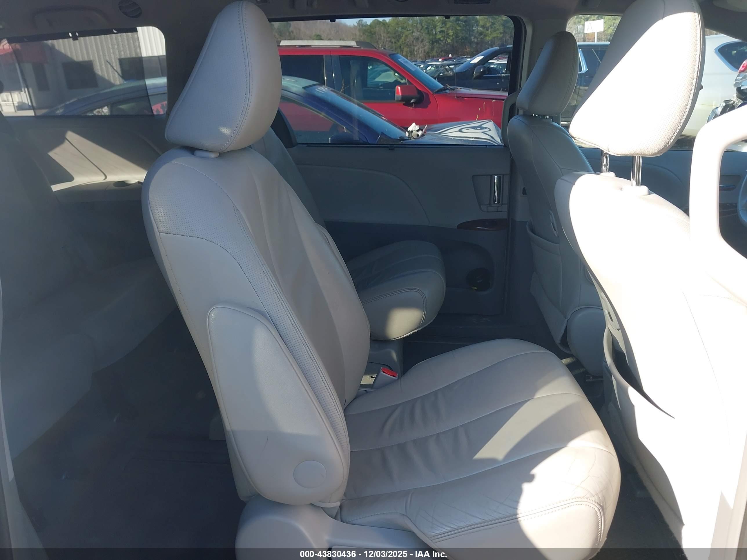 TOYOTA SIENNA image 8