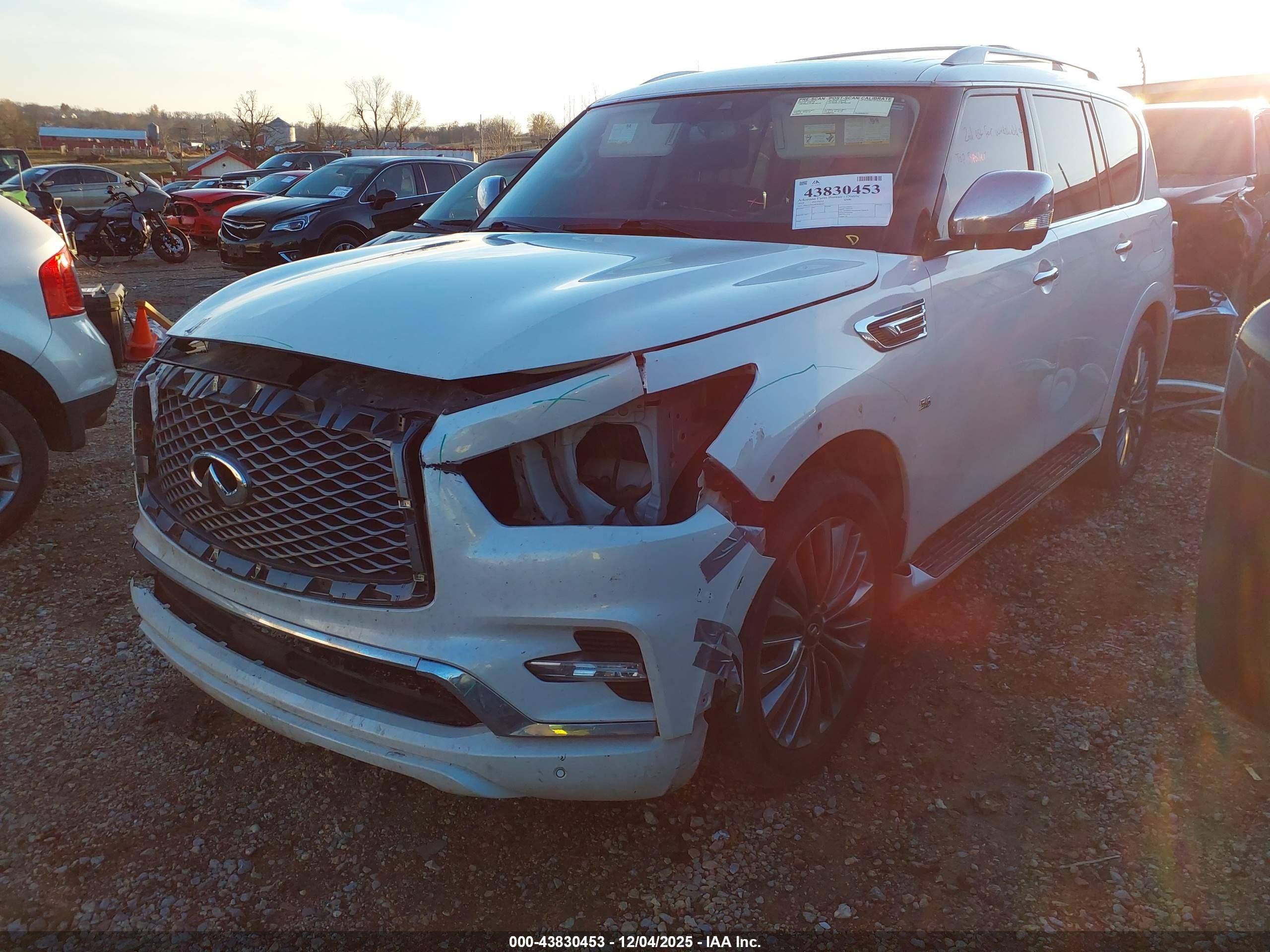 INFINITI QX80 image 2
