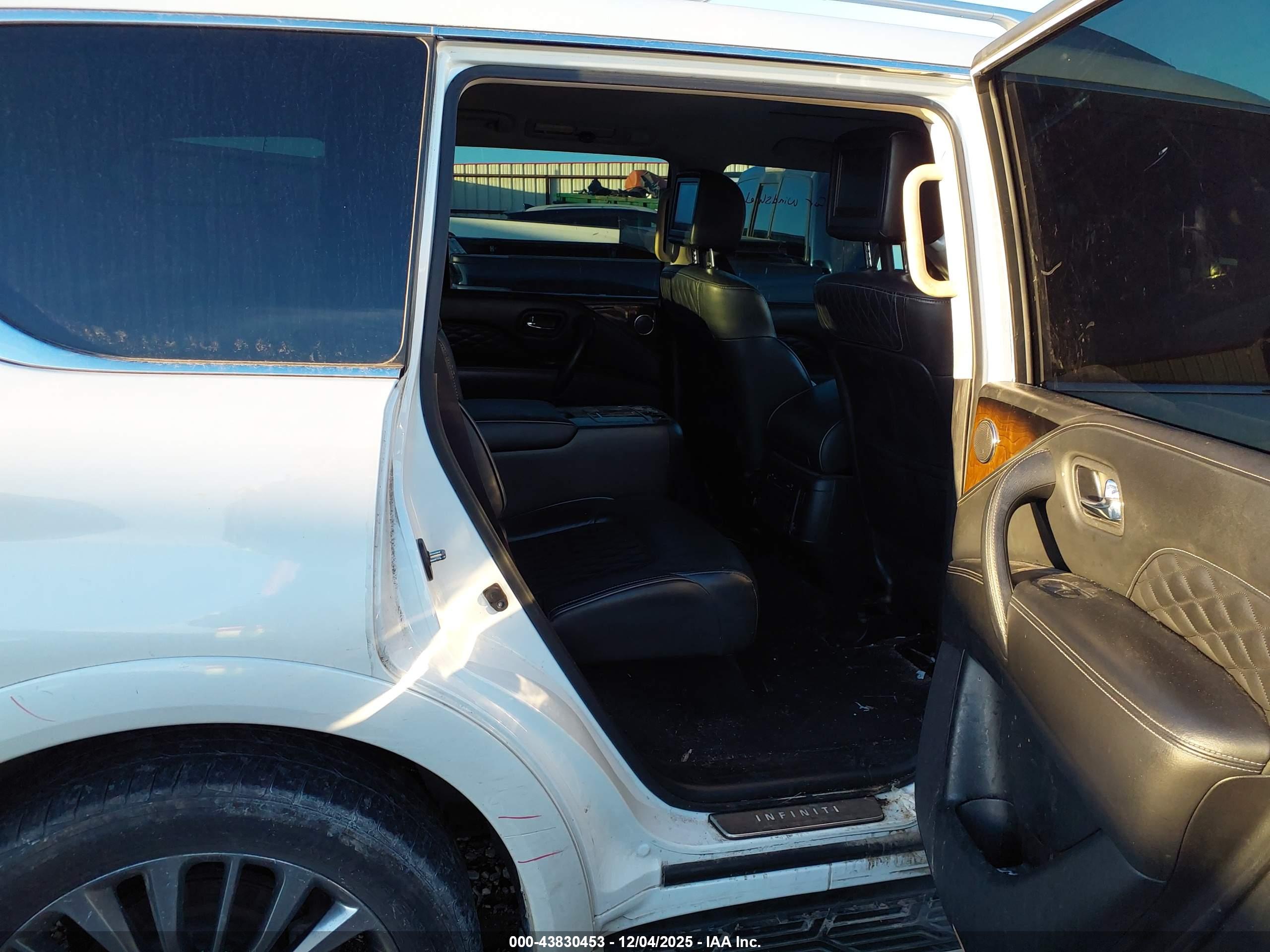 INFINITI QX80 image 8