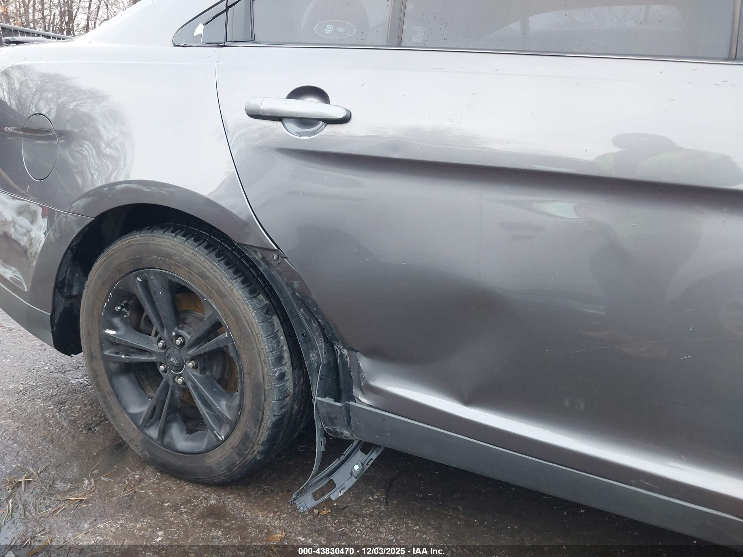 FORD TAURUS image 6