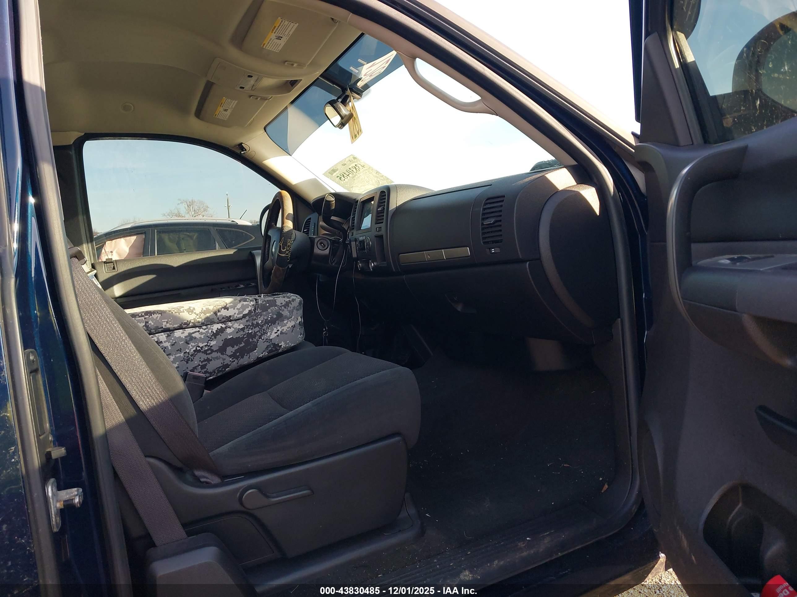 CHEVROLET SILVERADO image 5