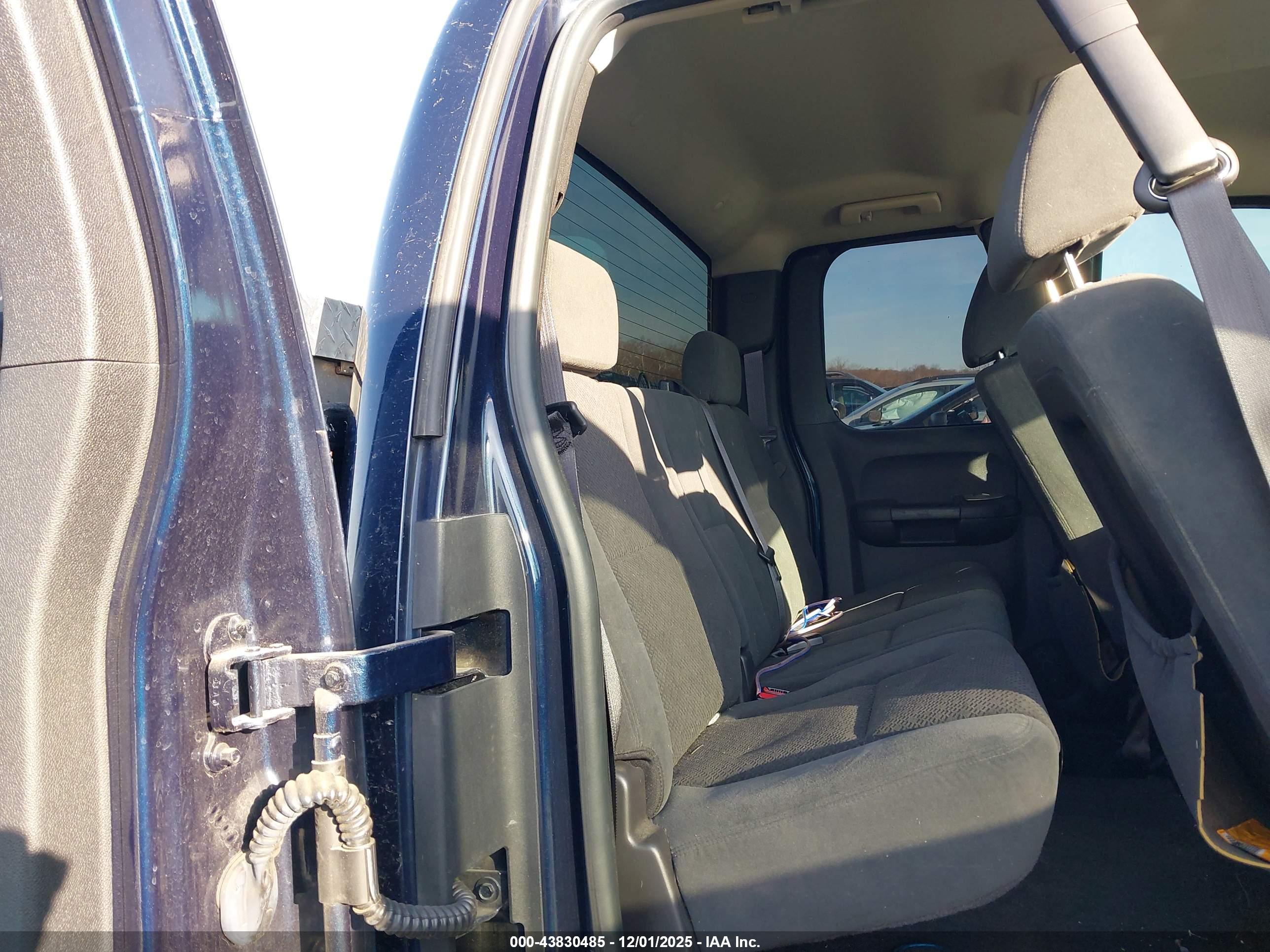 CHEVROLET SILVERADO image 8
