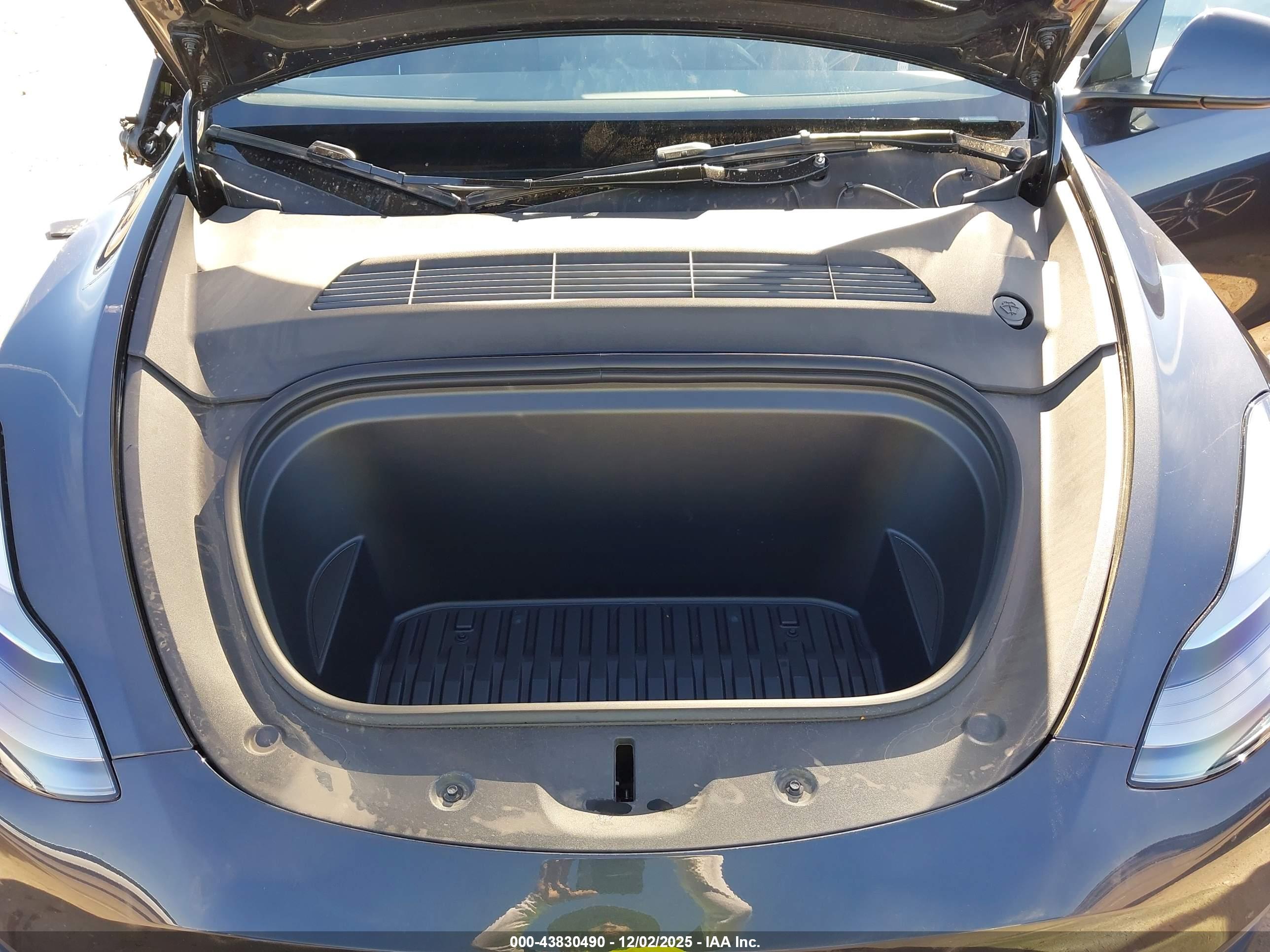 TESLA MODEL image 10