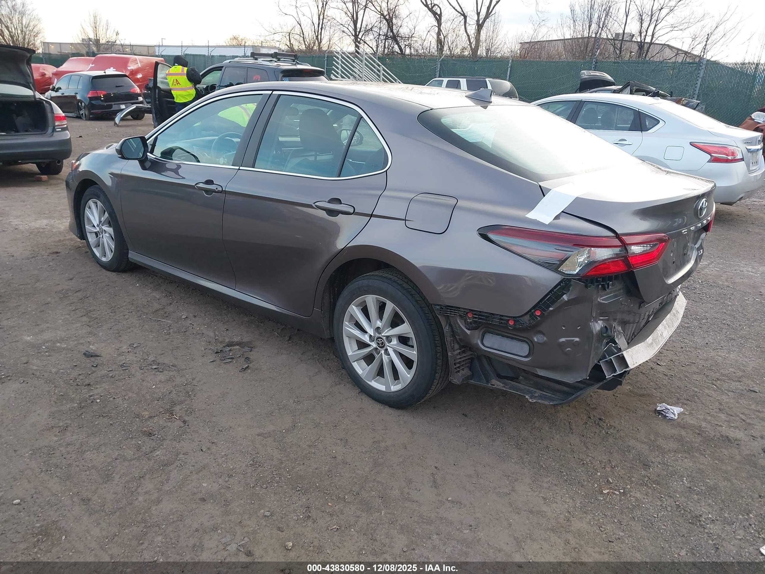TOYOTA CAMRY image 3