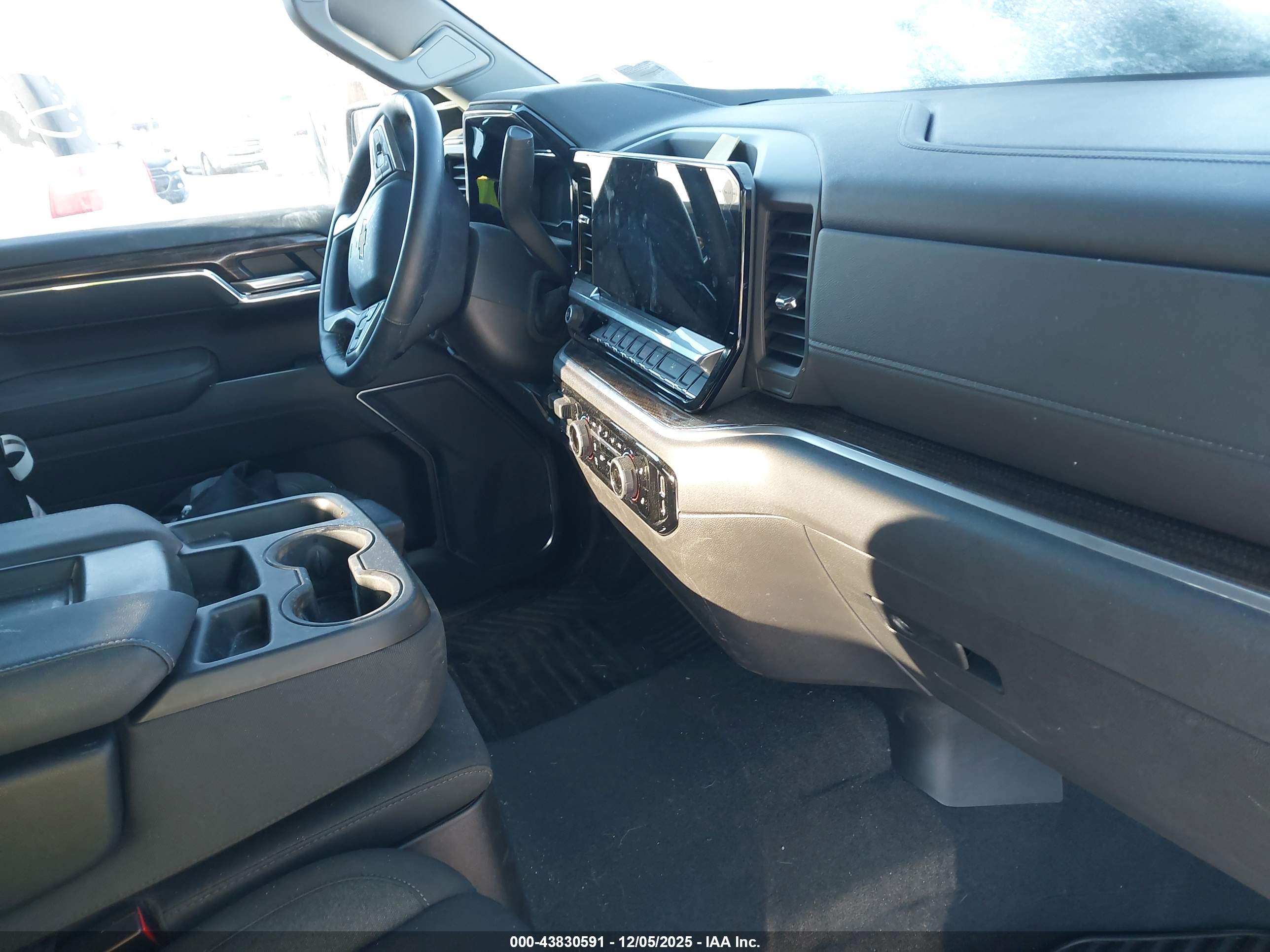 CHEVROLET SILVERADO image 5