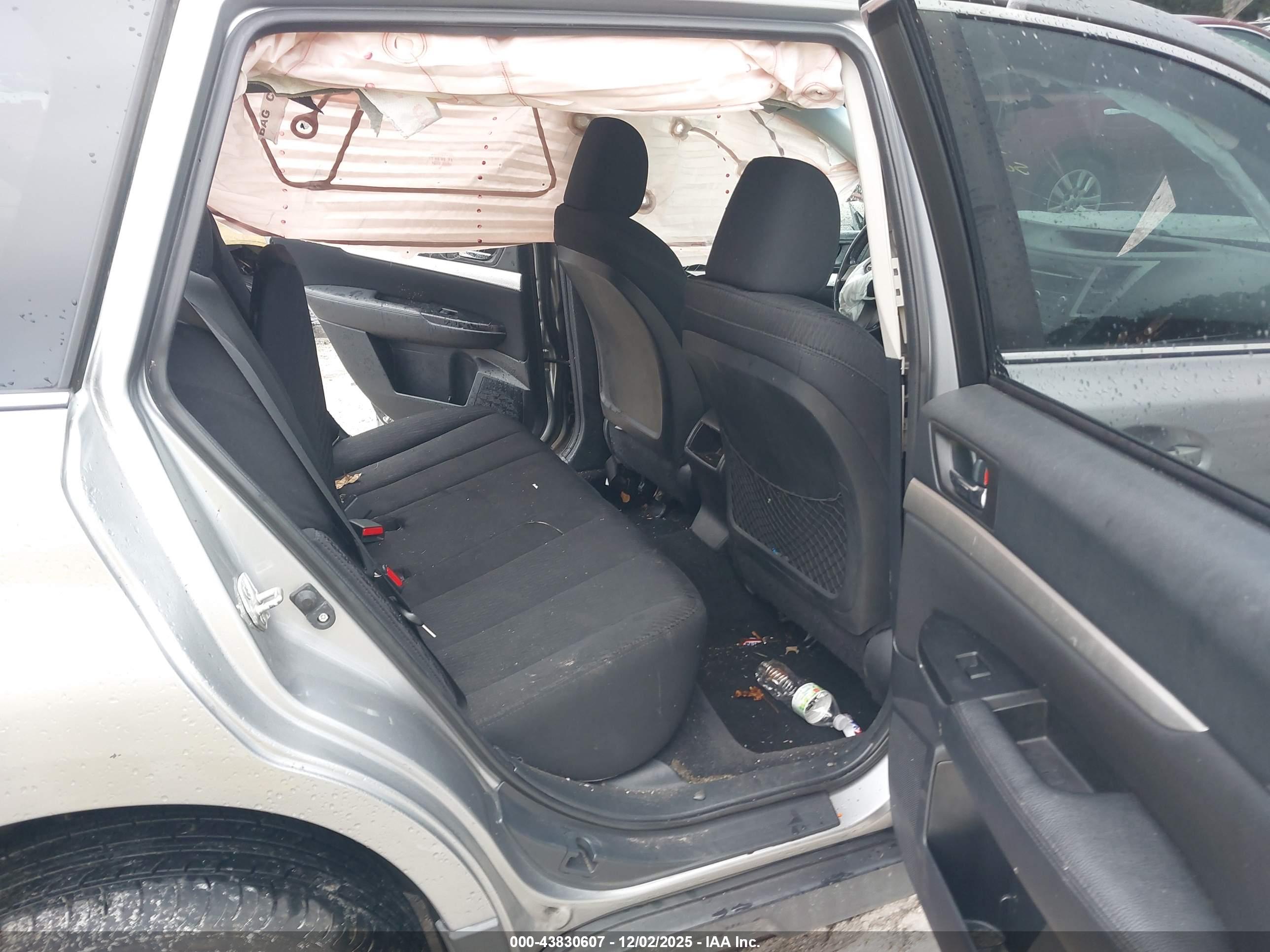 SUBARU OUTBACK image 8