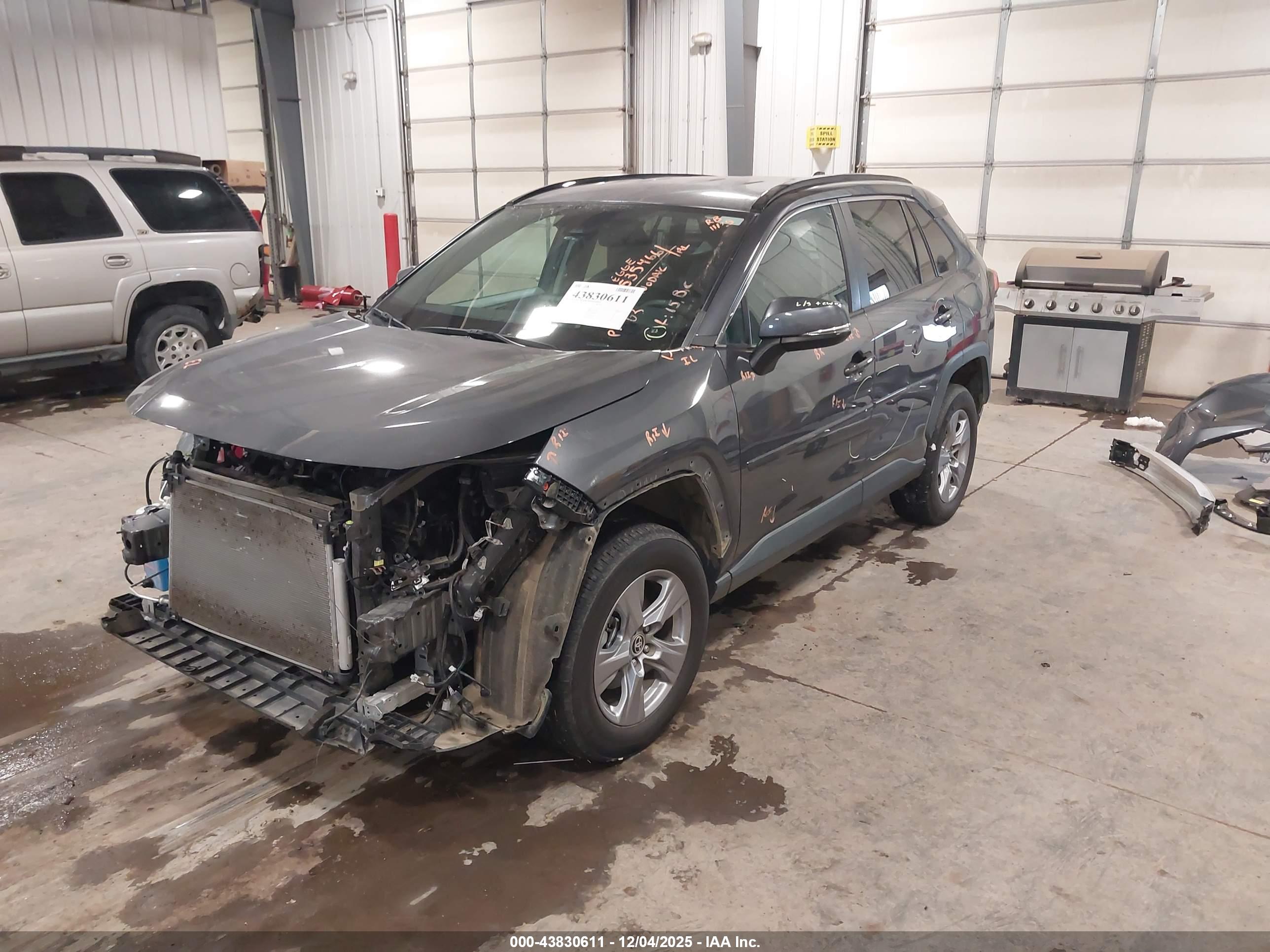 TOYOTA RAV4 image 2