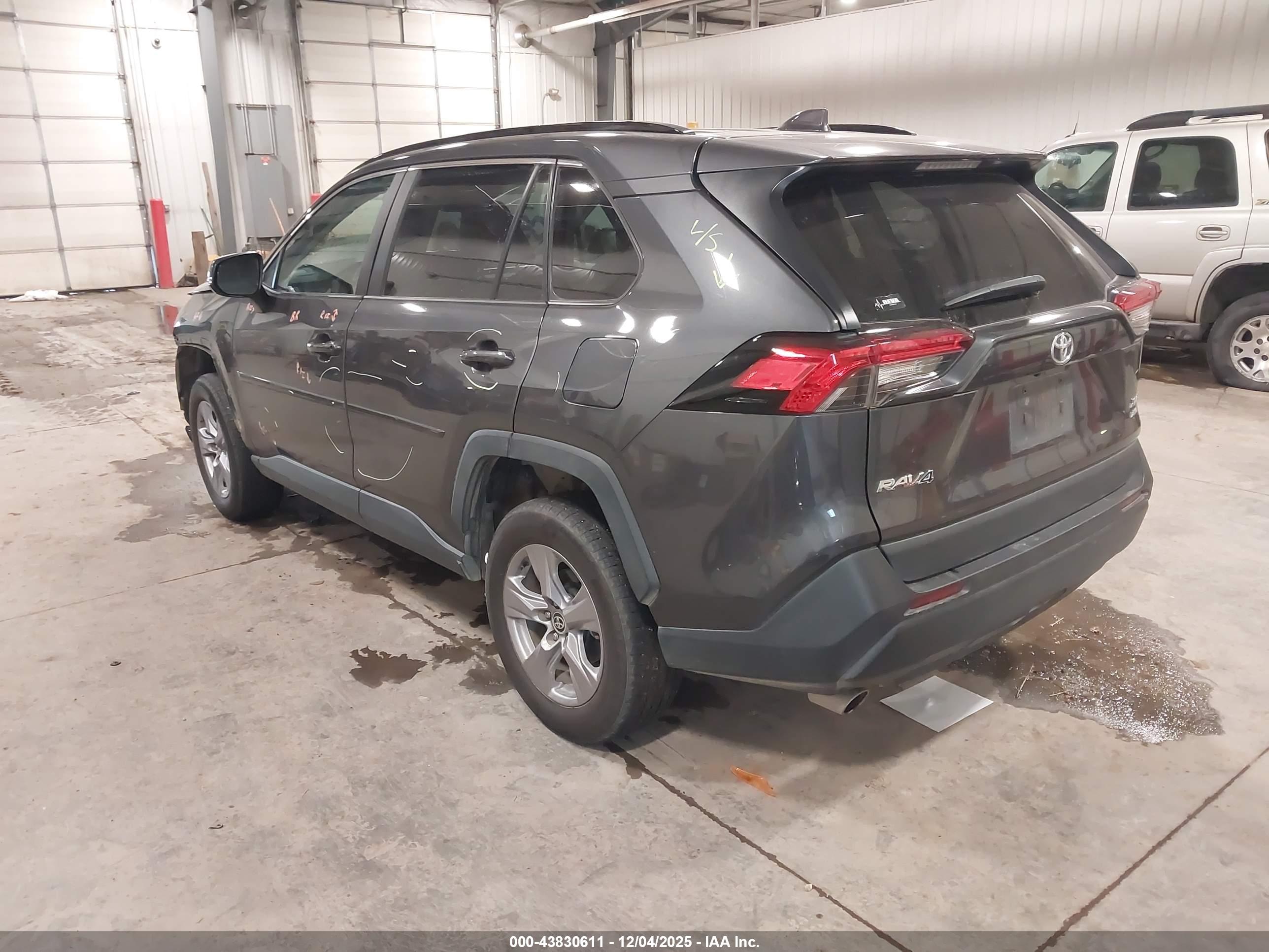 TOYOTA RAV4 image 3
