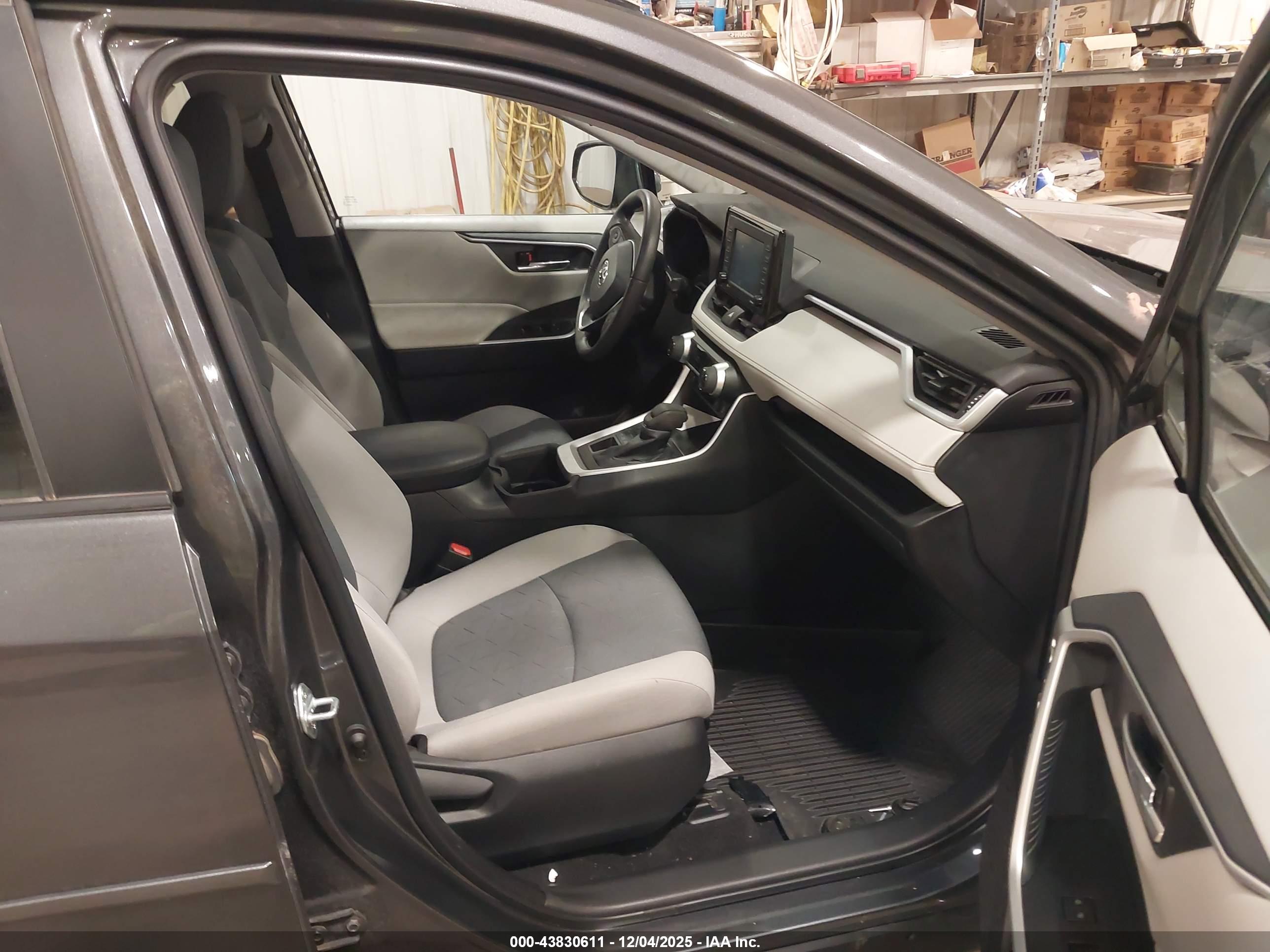 TOYOTA RAV4 image 5