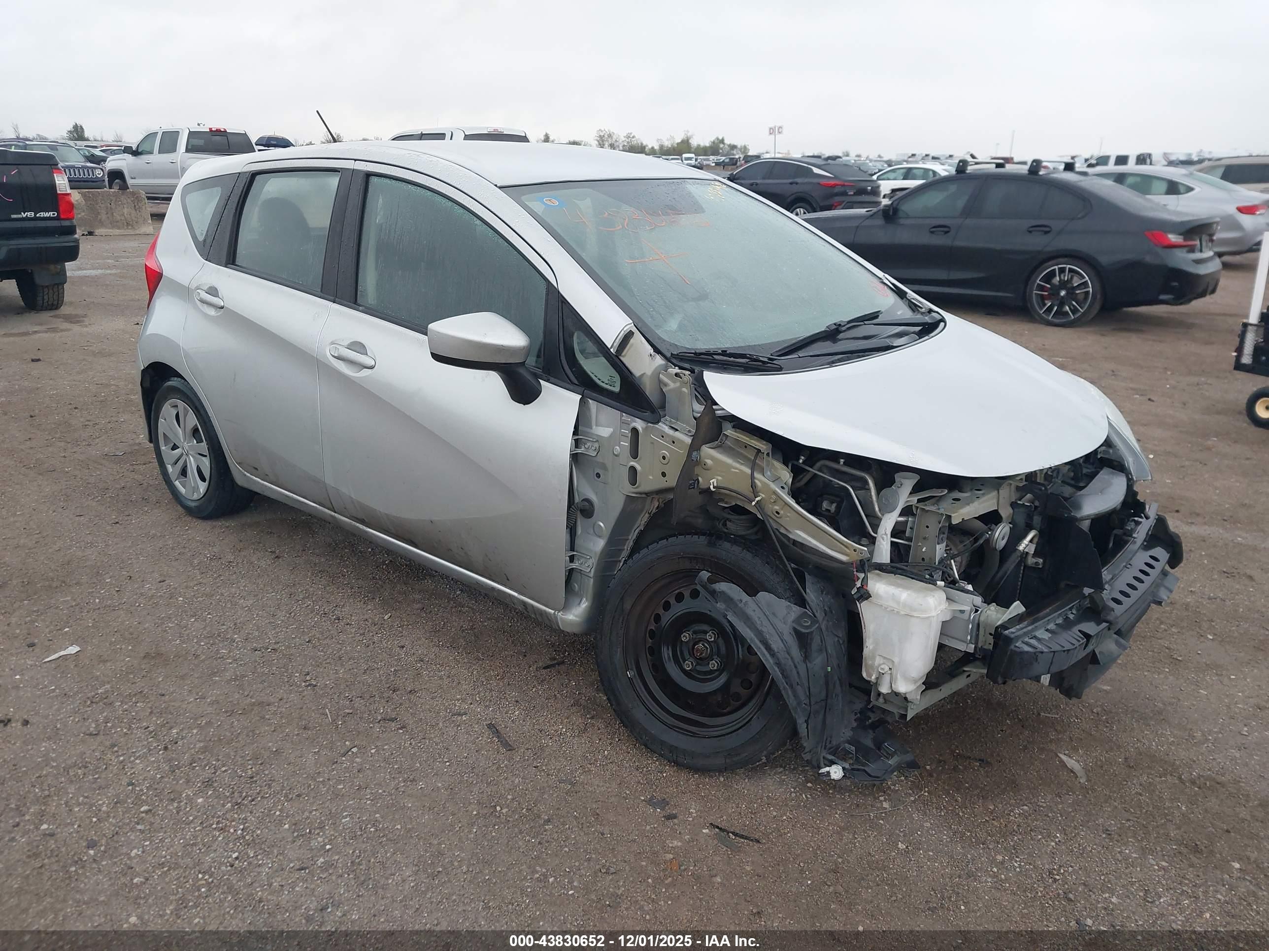 NISSAN VERSA image 6