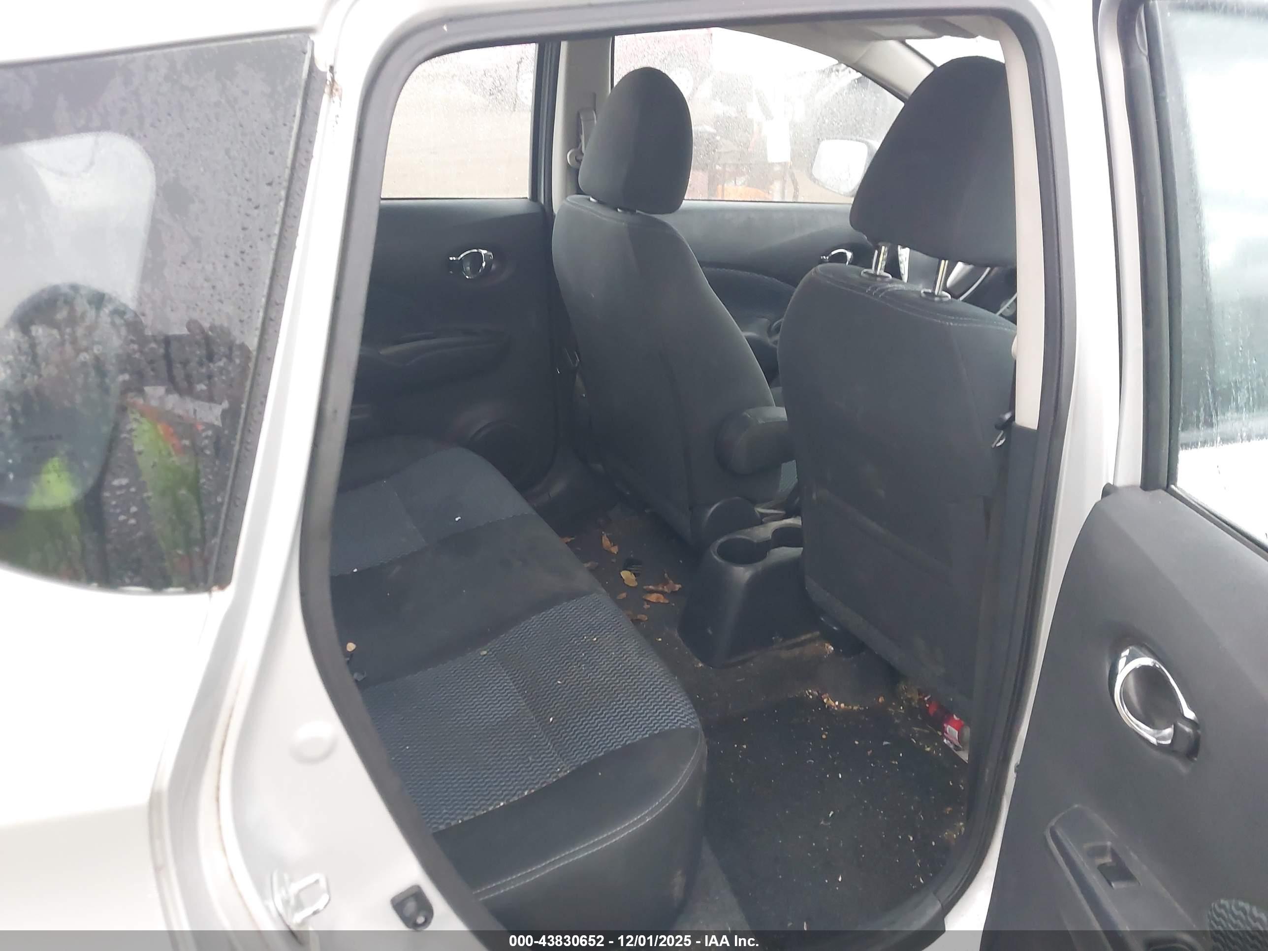 NISSAN VERSA image 8