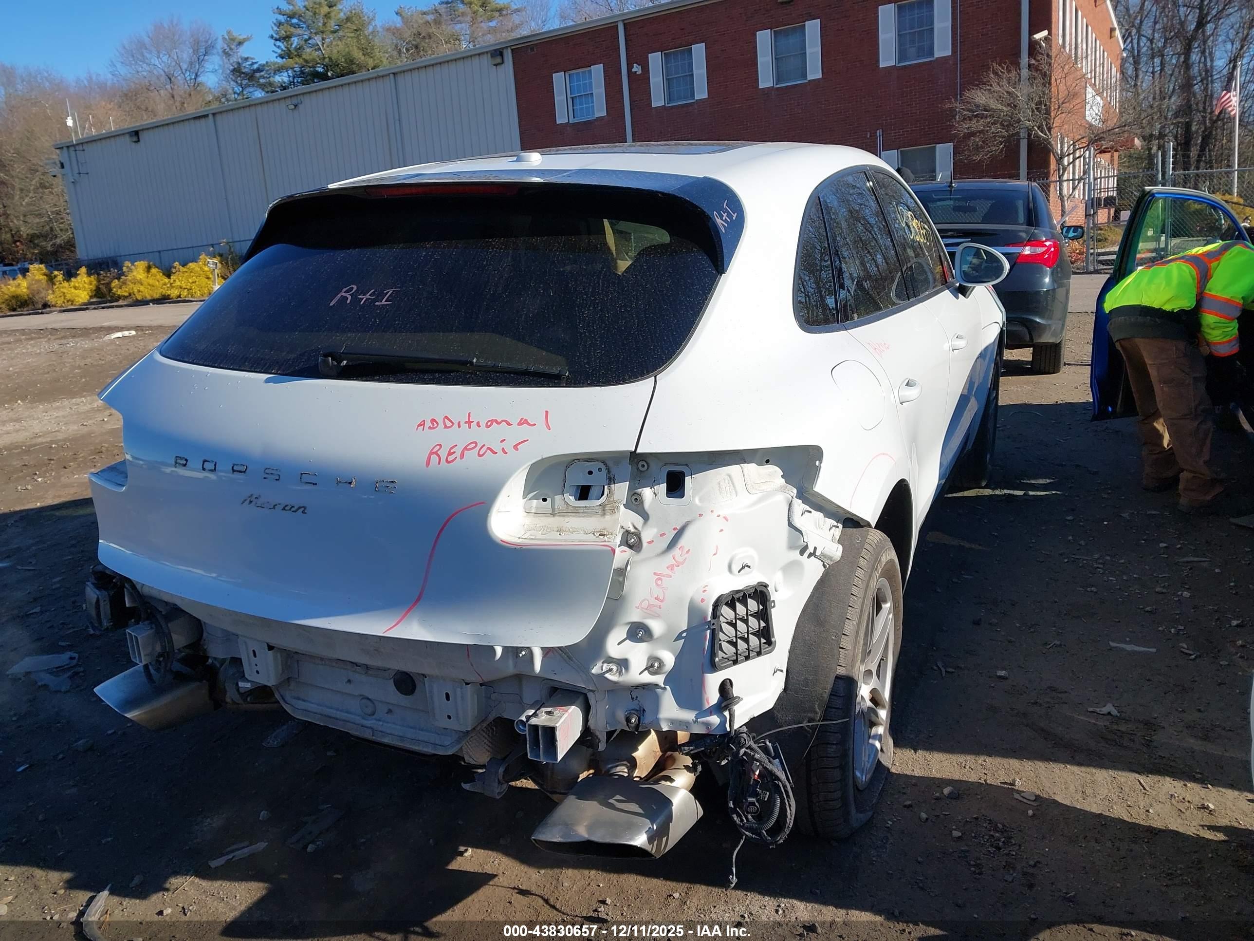 PORSCHE MACAN image 4