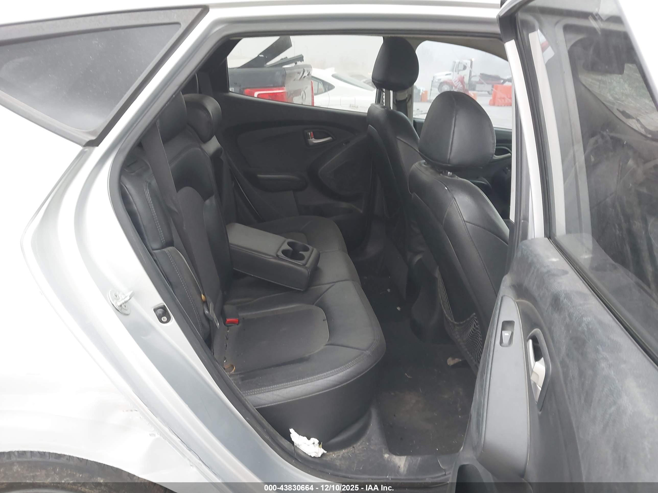 HYUNDAI TUCSON image 8
