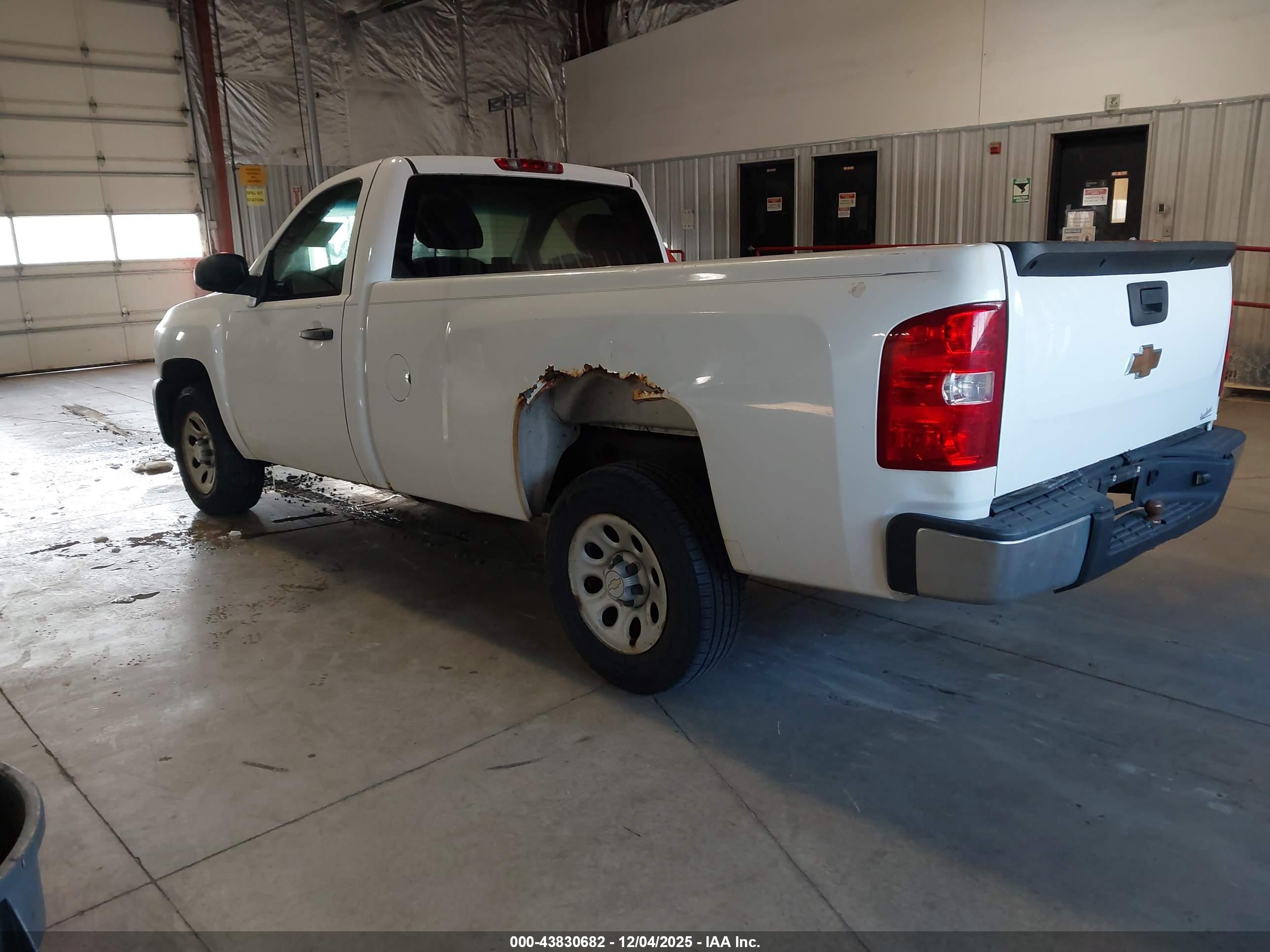 CHEVROLET SILVERADO image 3