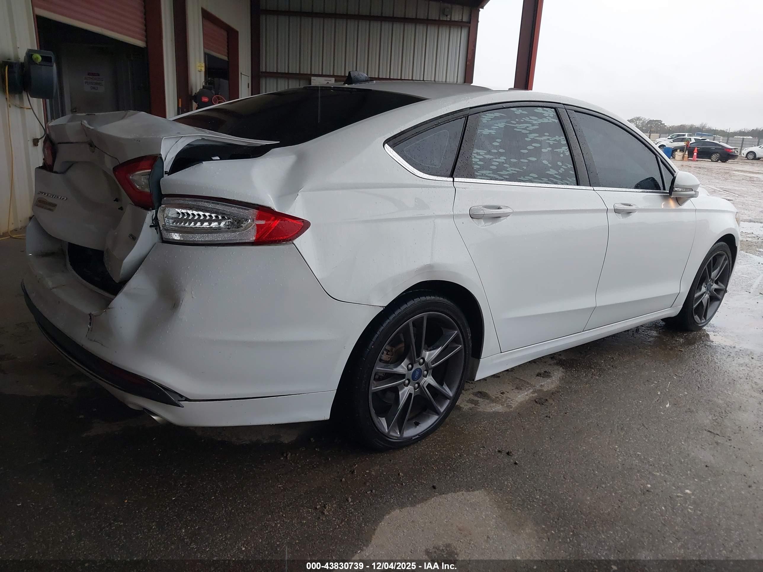FORD FUSION image 4