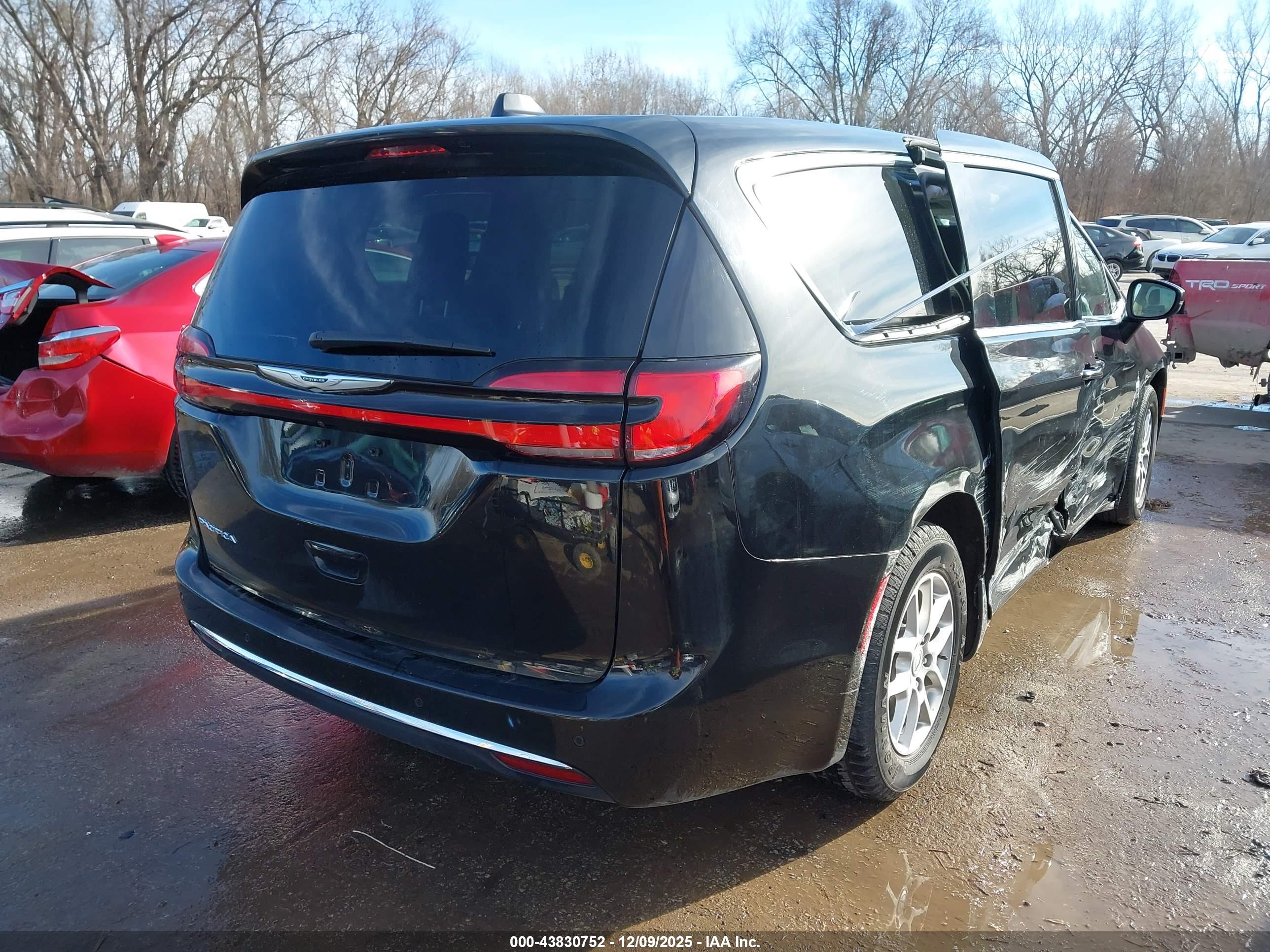 CHRYSLER PACIFICA image 4