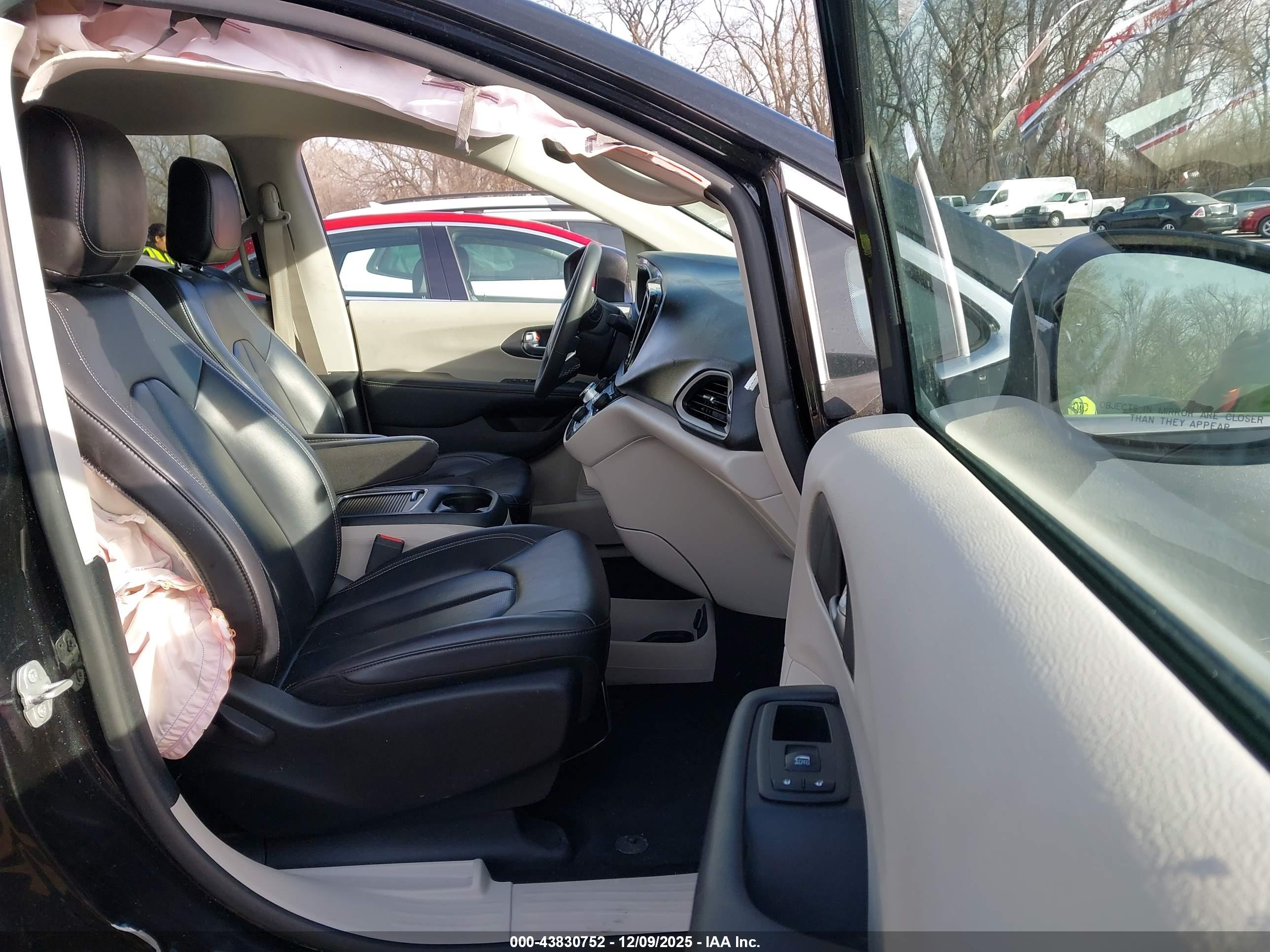 CHRYSLER PACIFICA image 5