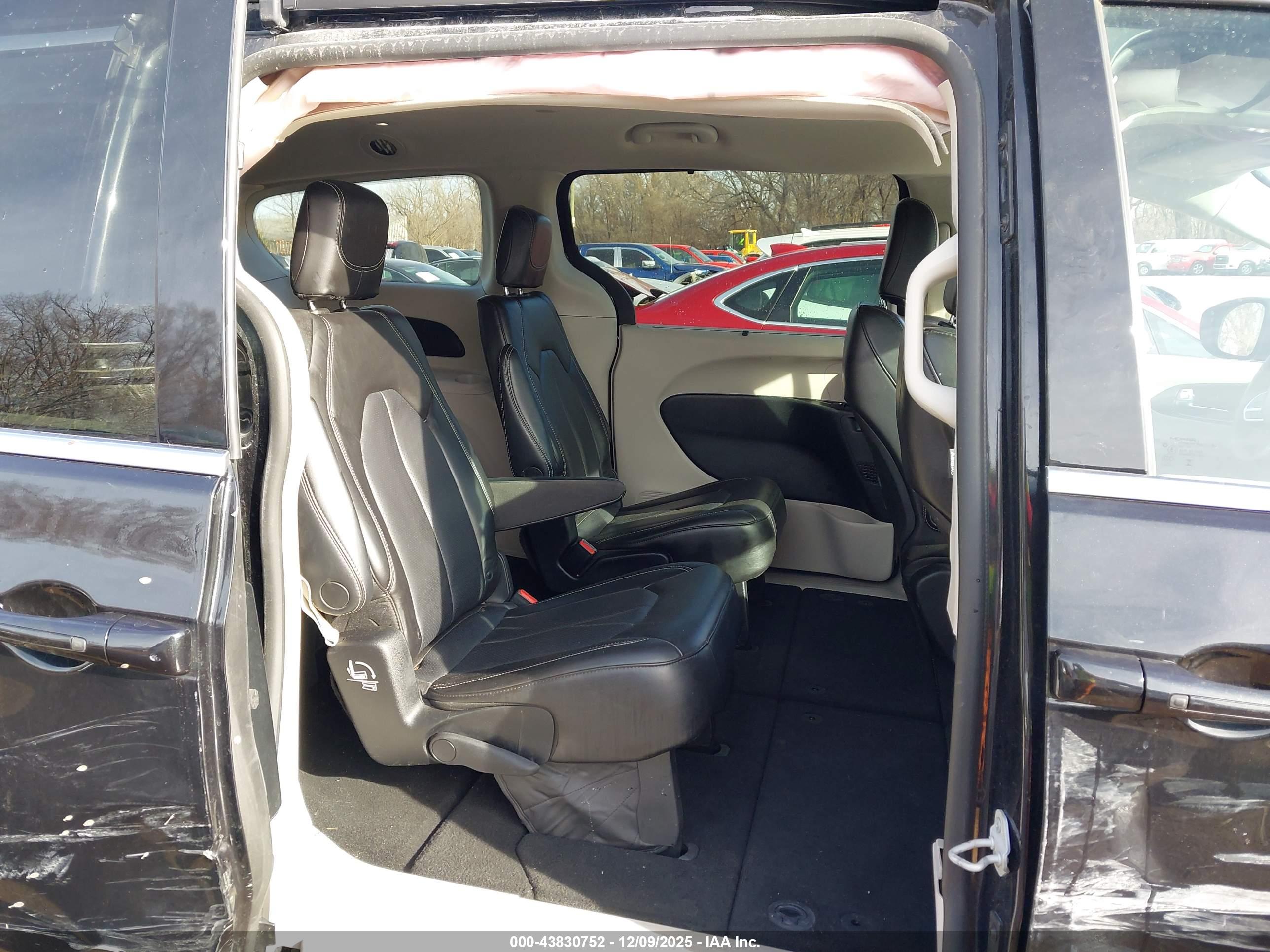 CHRYSLER PACIFICA image 8