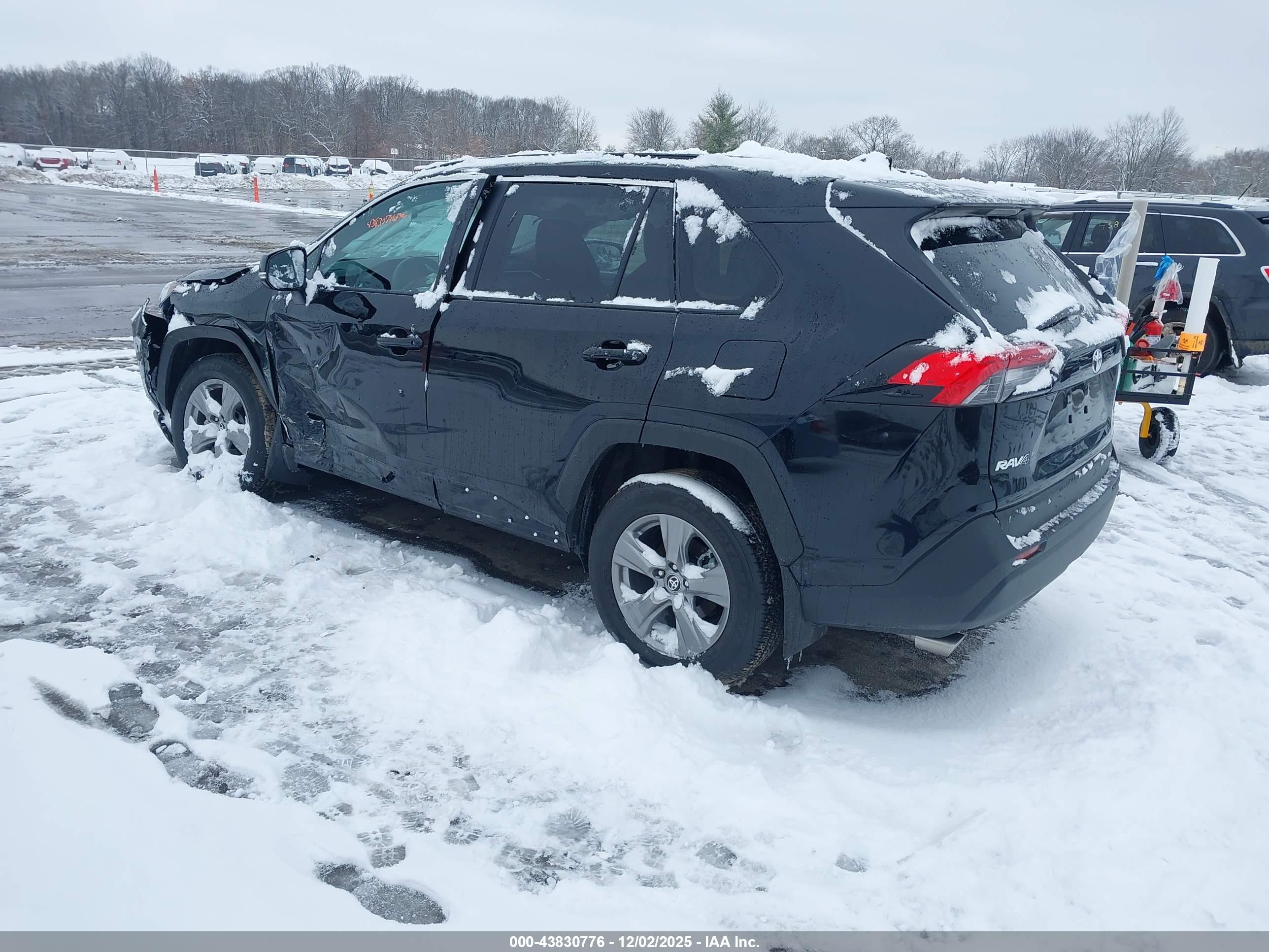 TOYOTA RAV4 image 3