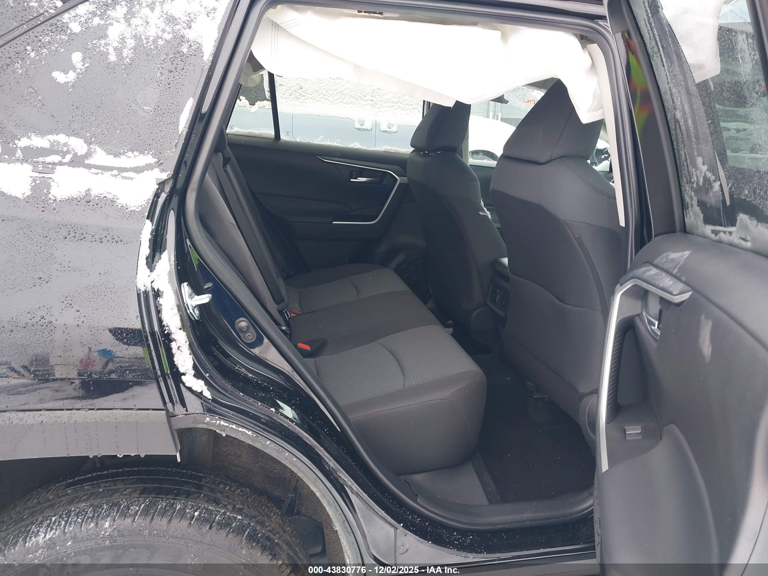 TOYOTA RAV4 image 8