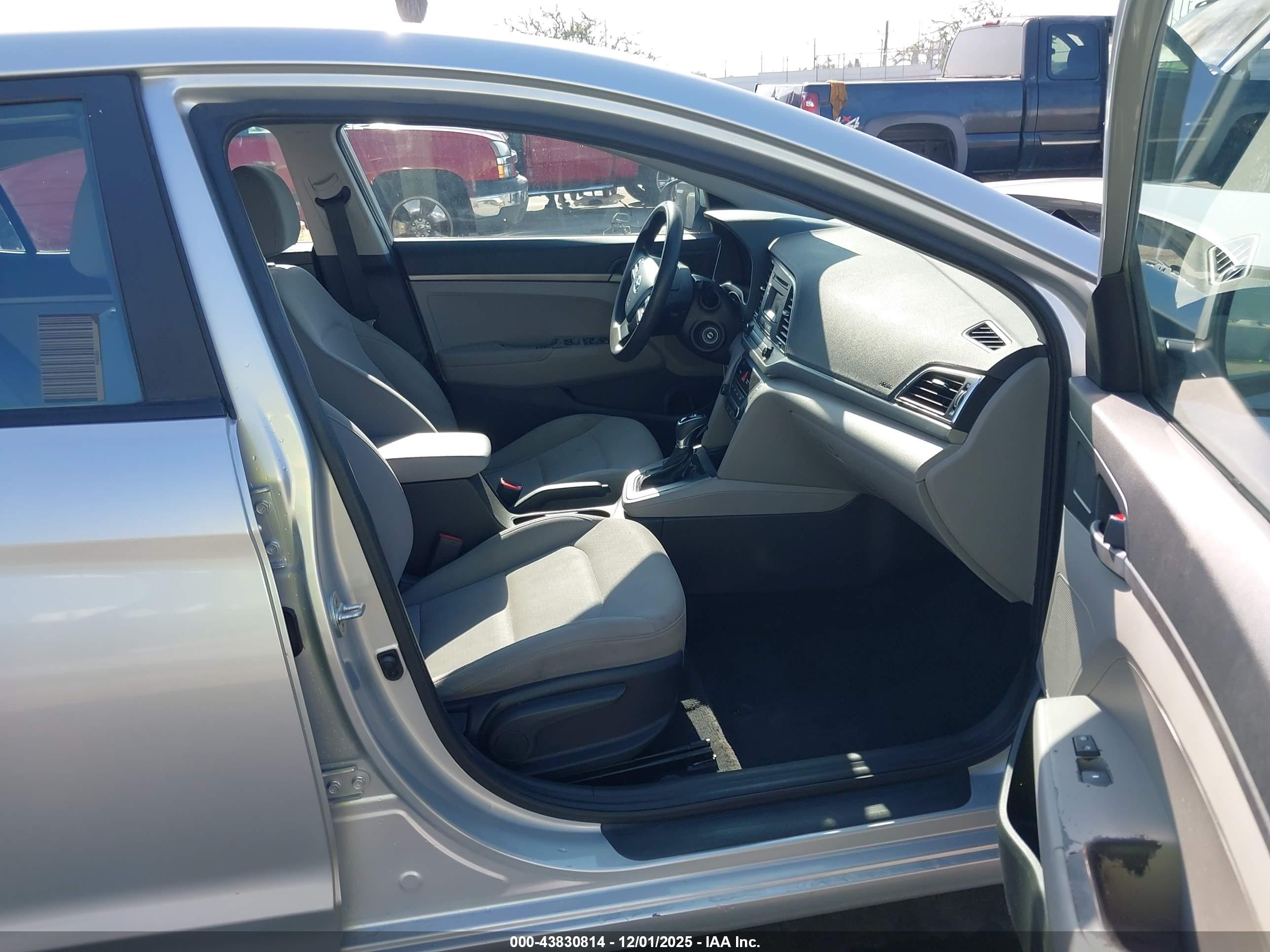 HYUNDAI ELANTRA image 5
