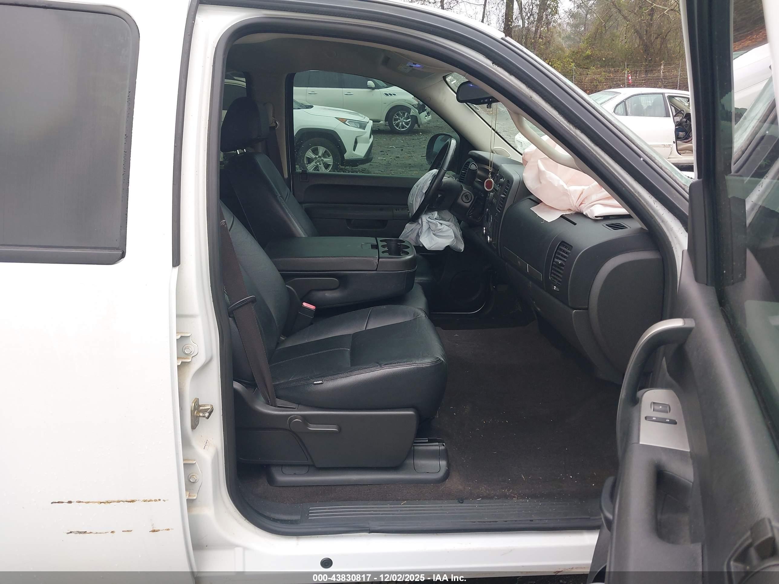 CHEVROLET SILVERADO image 5