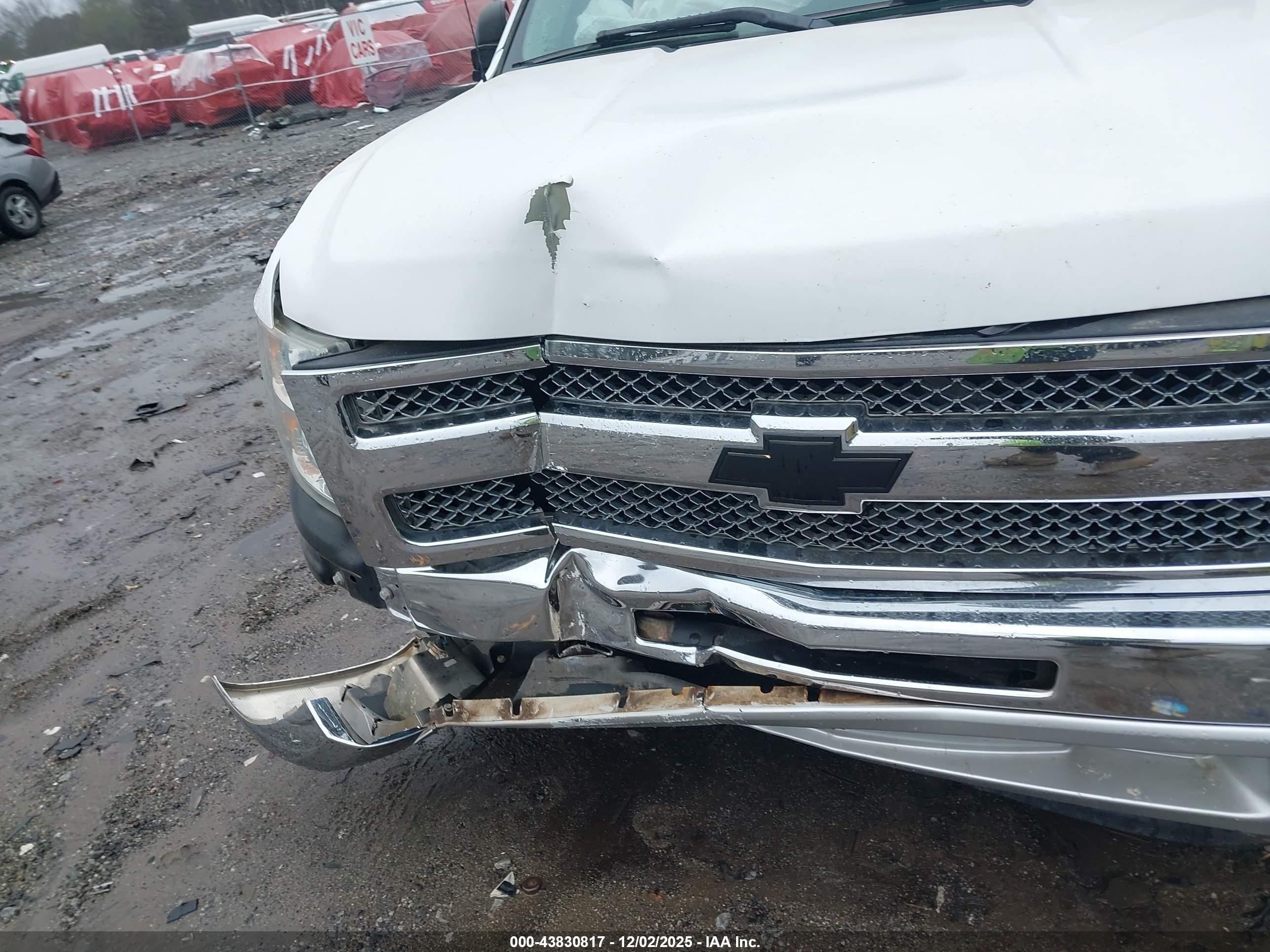 CHEVROLET SILVERADO image 6